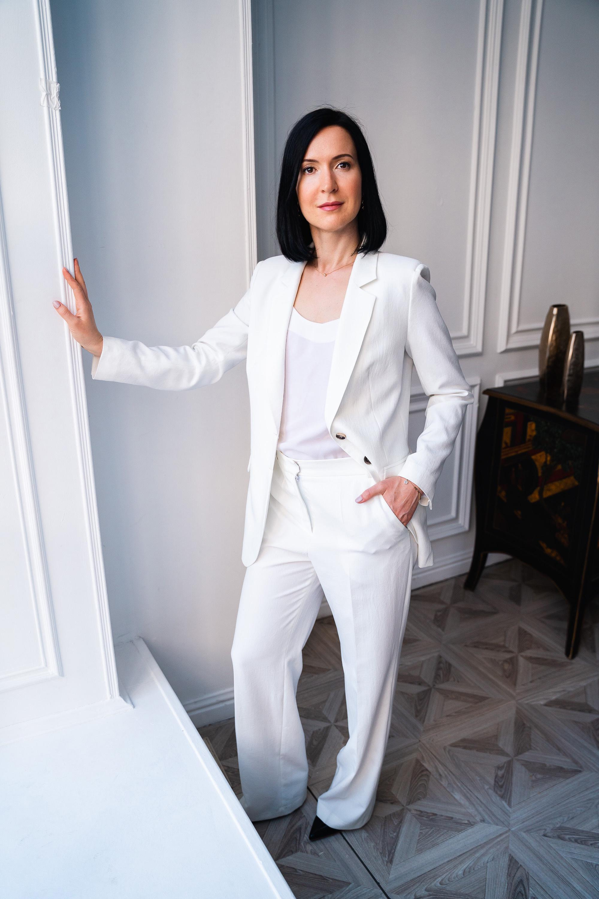 деловой портрет женщины дизайнера интерьера в белом костюме