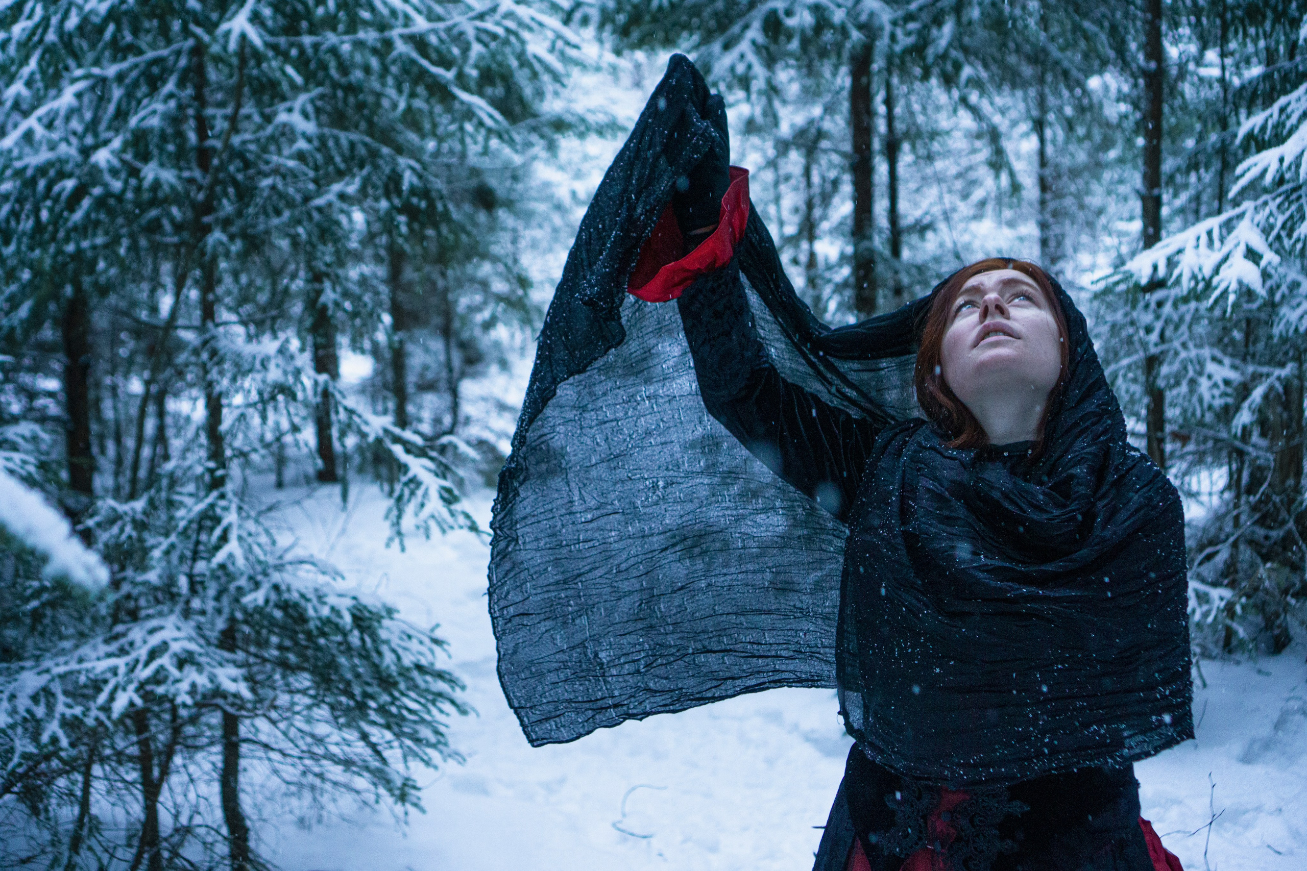 Зимняя жанровая женская фотосессия. Фотограф Максим Ерёмин