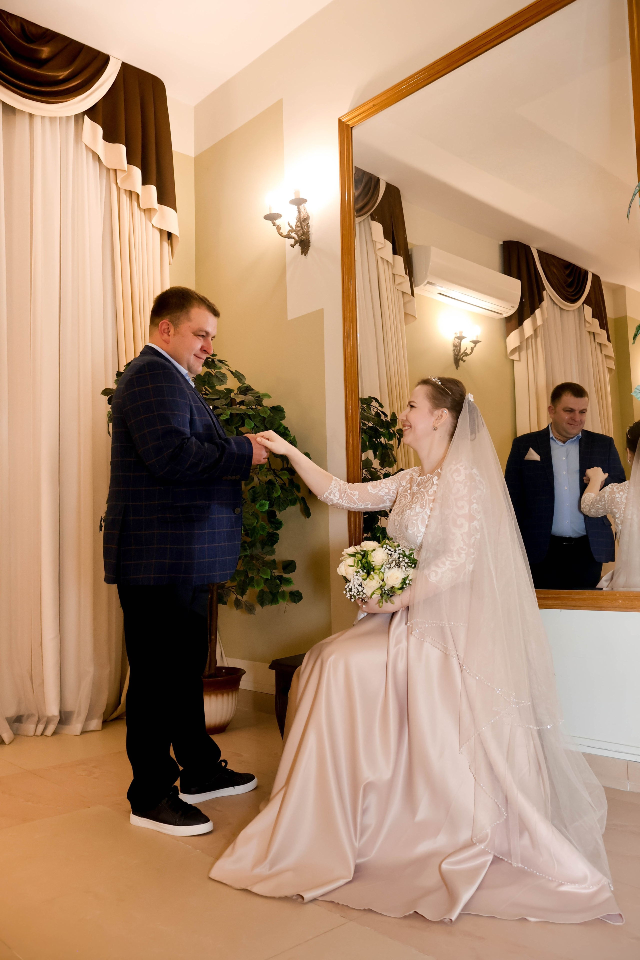 Позы для свадебной фотографии в ЗАГСе