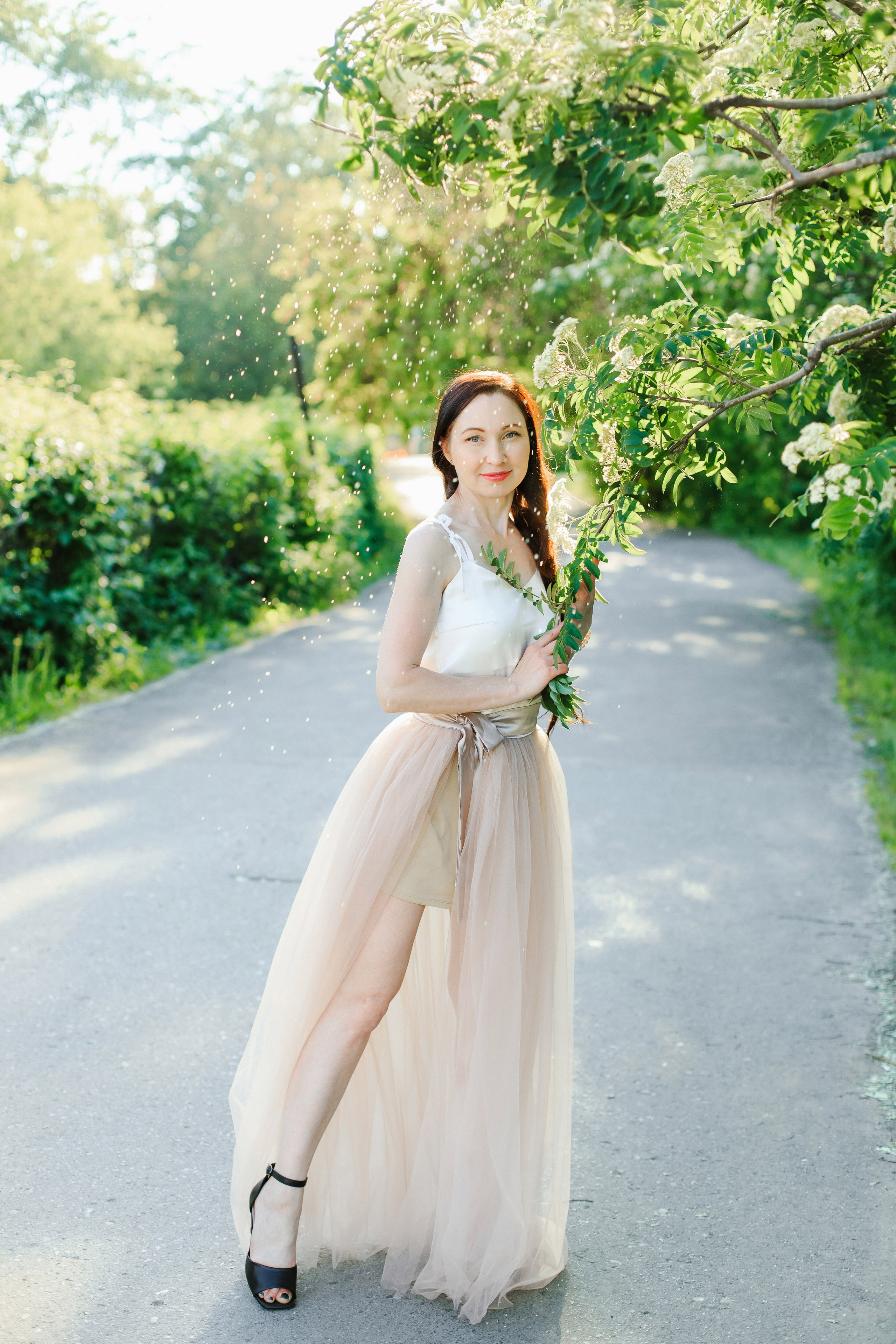 Женская фотосессия в цветении. Контентный фотограф в Перми Натали Кытманова