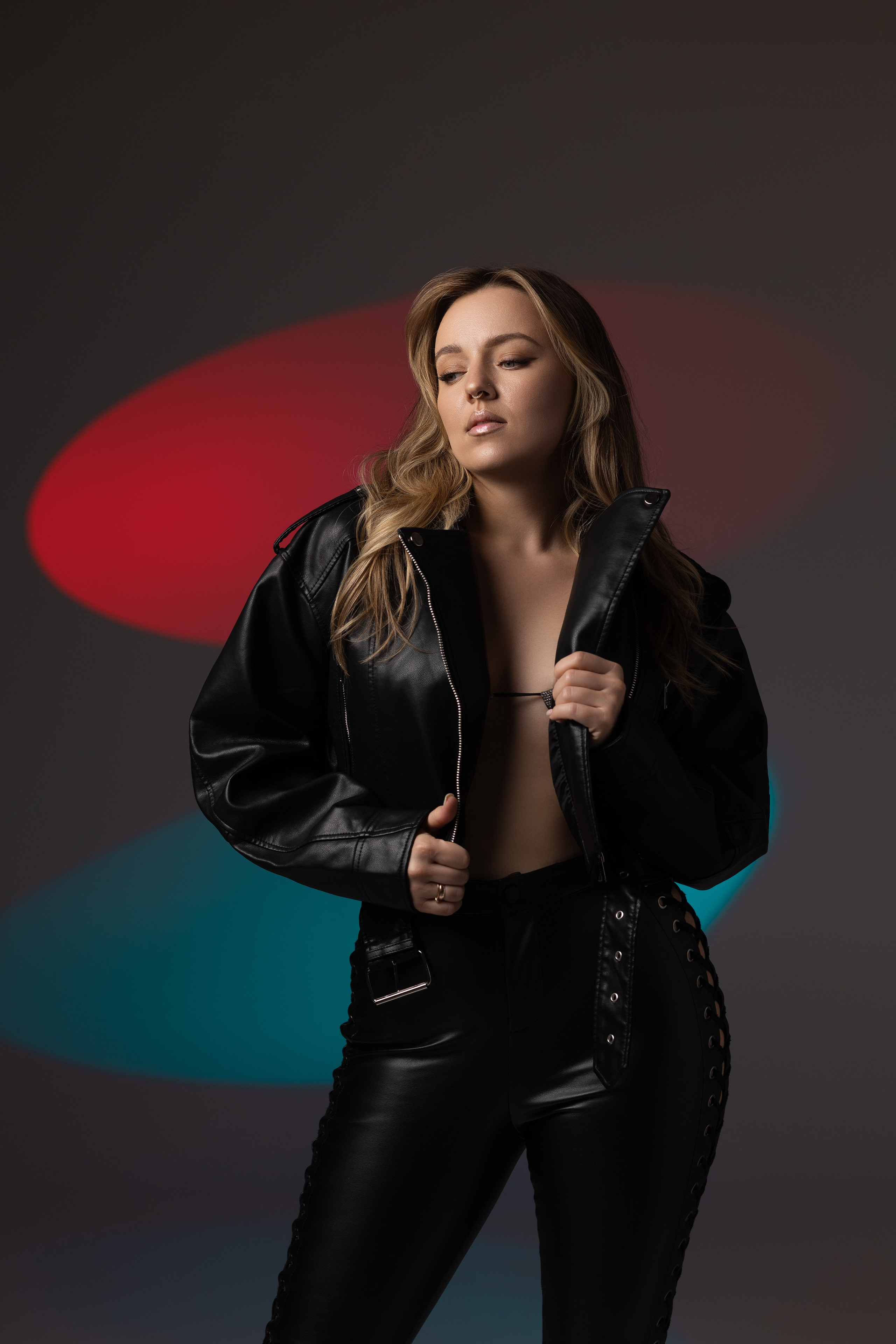 Цветной свет и фигуры. Фотограф Минск