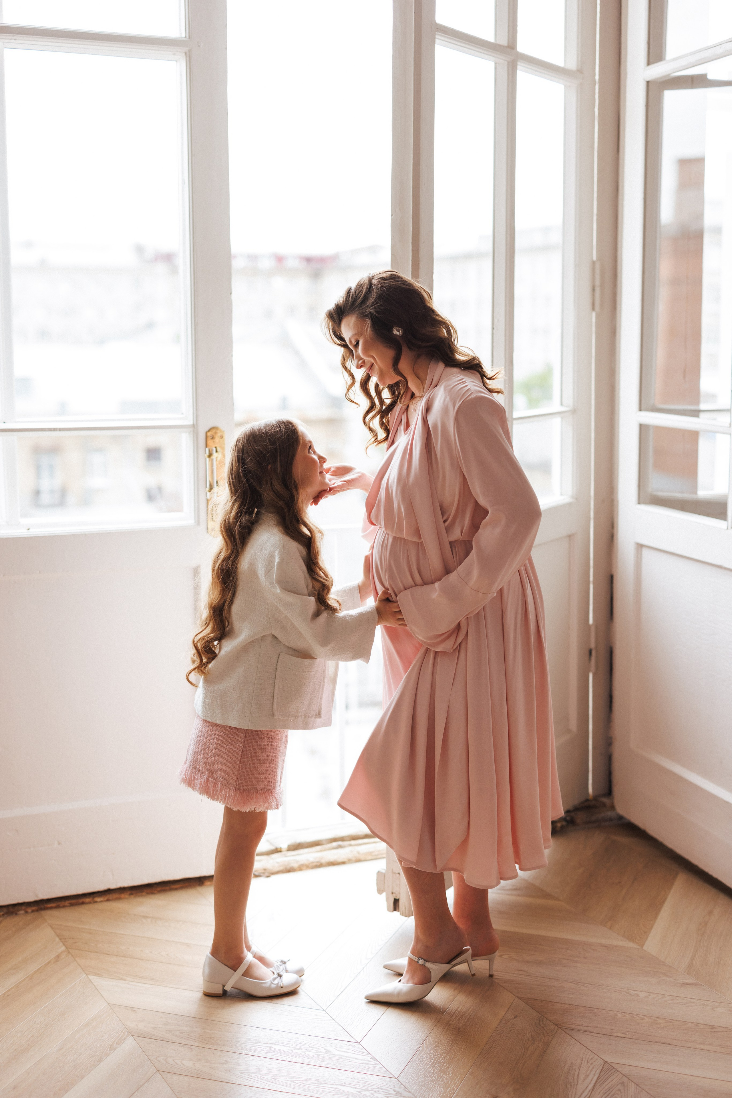 Семейная фотосессия для мамы и дочки в фотостудии «Париж», город Краснодар. Семейный и детский фотограф в Краснодаре Анна Трашкова