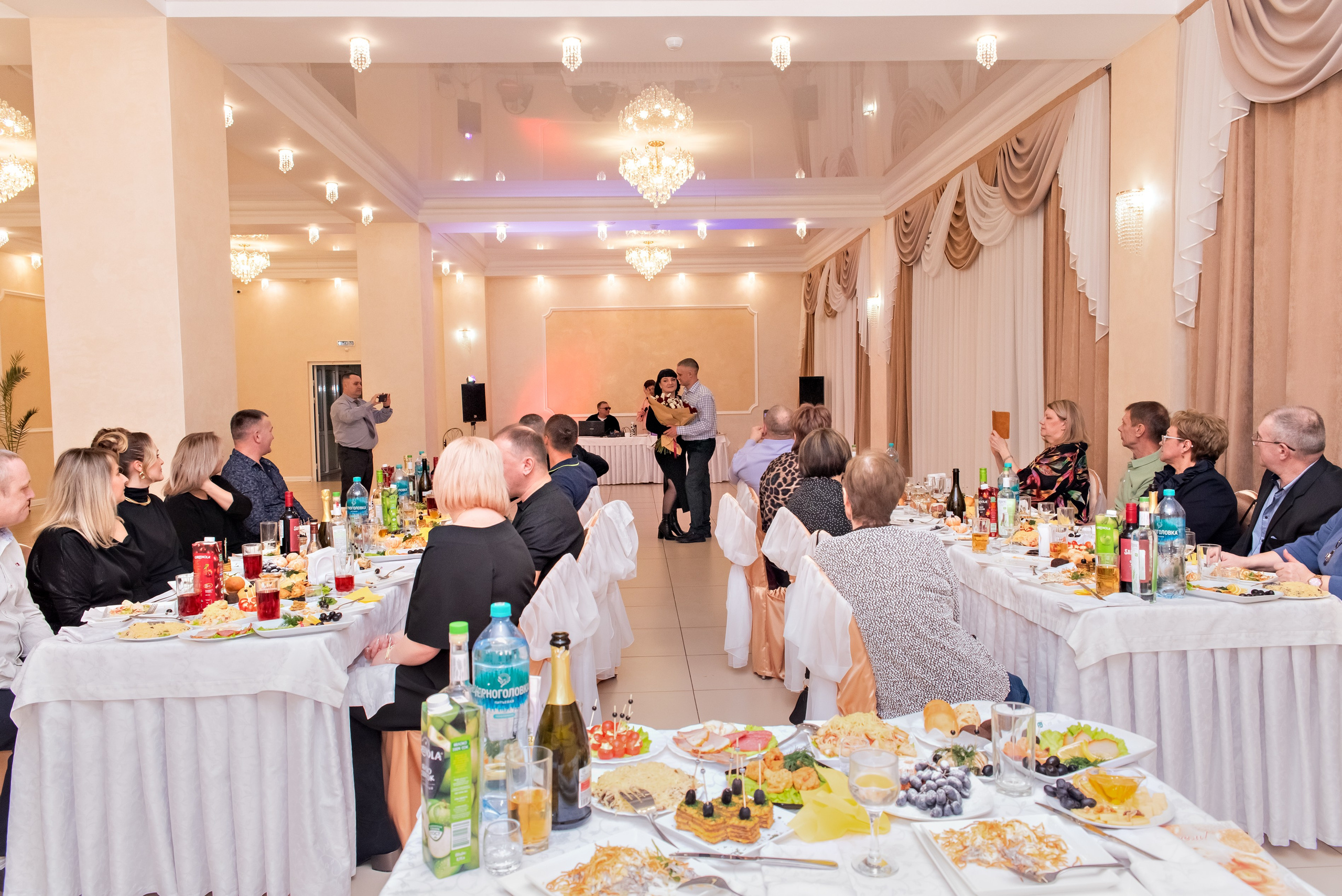 Юбилей Ирины. Ведущая — Наталья Белозерова. Банкетный зал — столовая Радио Завода. Семейный и портретный фотограф Кыштым Челябинск Марина Шигапова