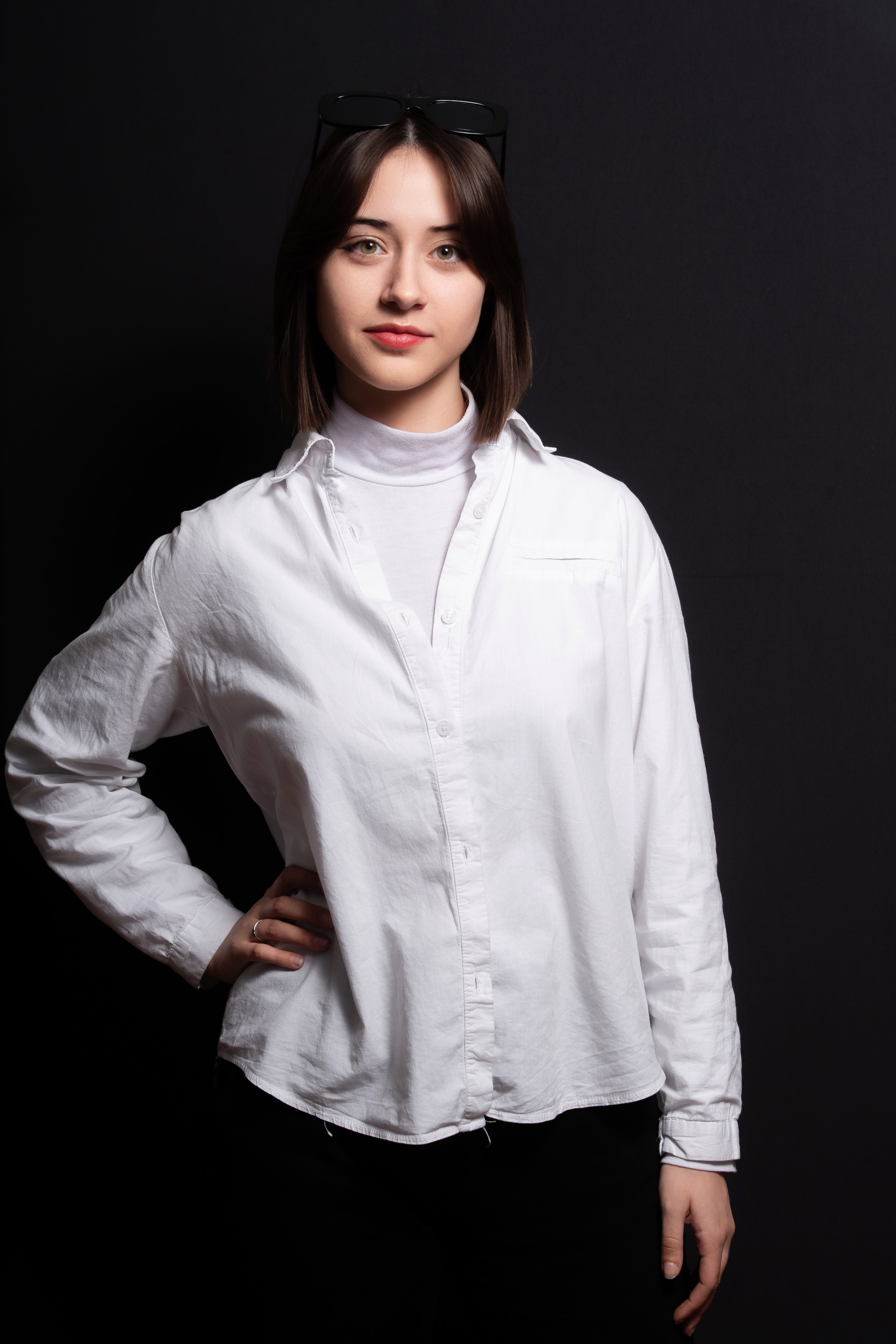 Портретная фотосессия для учеников 9 класса на чёрном фоне | Школьный фотограф Николай Богатырёв | Твой альбом / Твои правила. ТВОЙ АЛЬБОМ / ТВОИ ПРАВИЛА