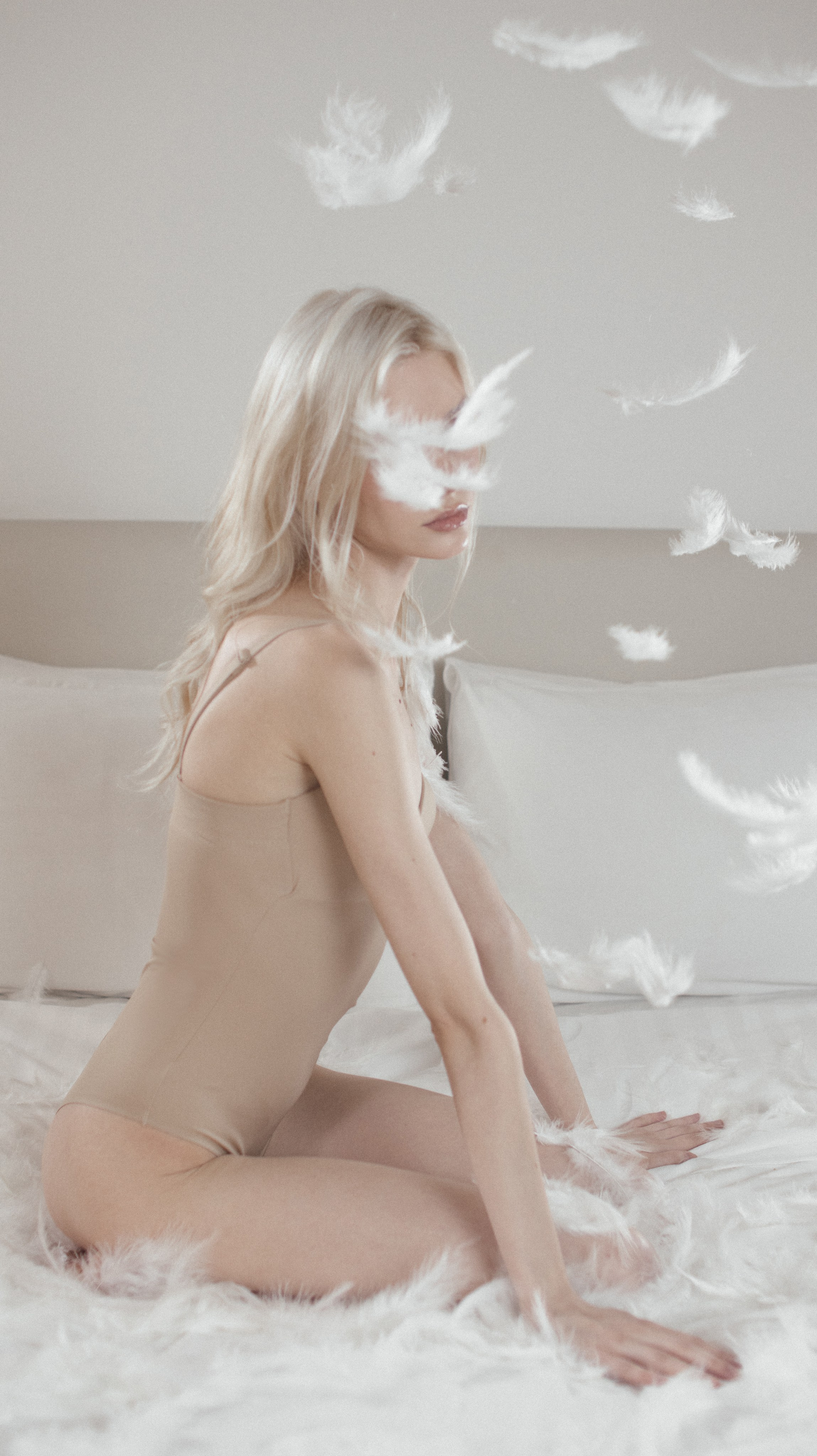 Акценты в перьях. Фото съемка товаров для макретплейсов Воронеж