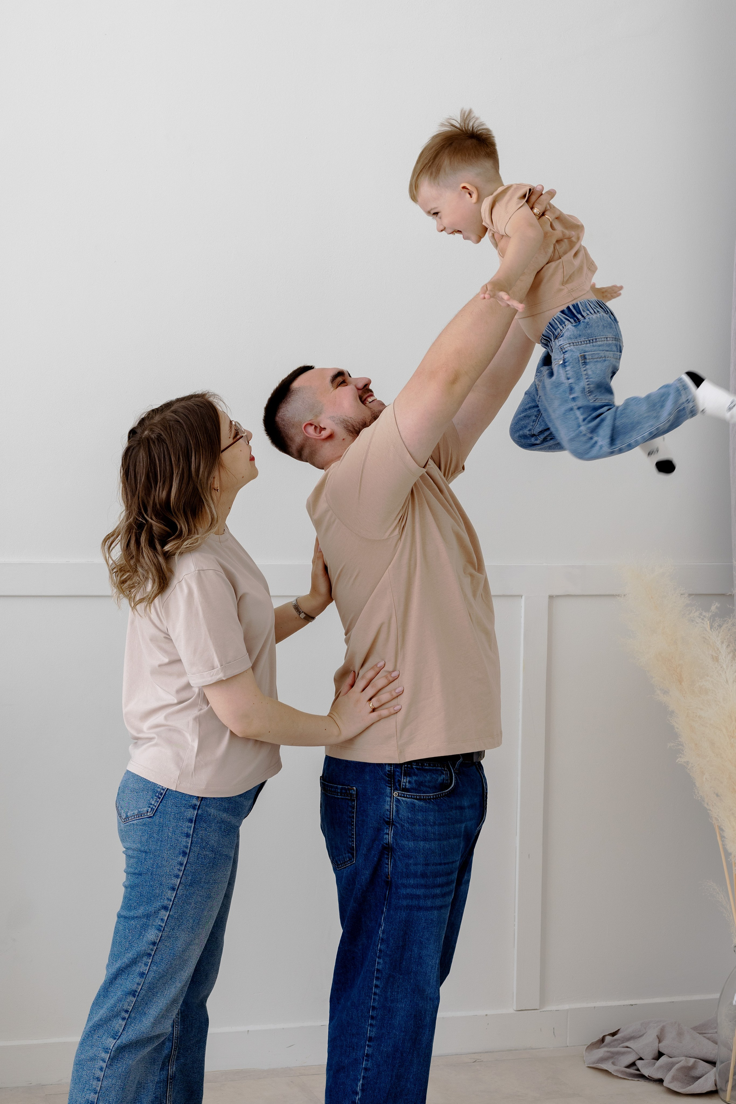 Семейная фотосессия в студии (Михаил, Крестина и Макар). Женский фотограф в Орске Новотроицке Динара Долганова