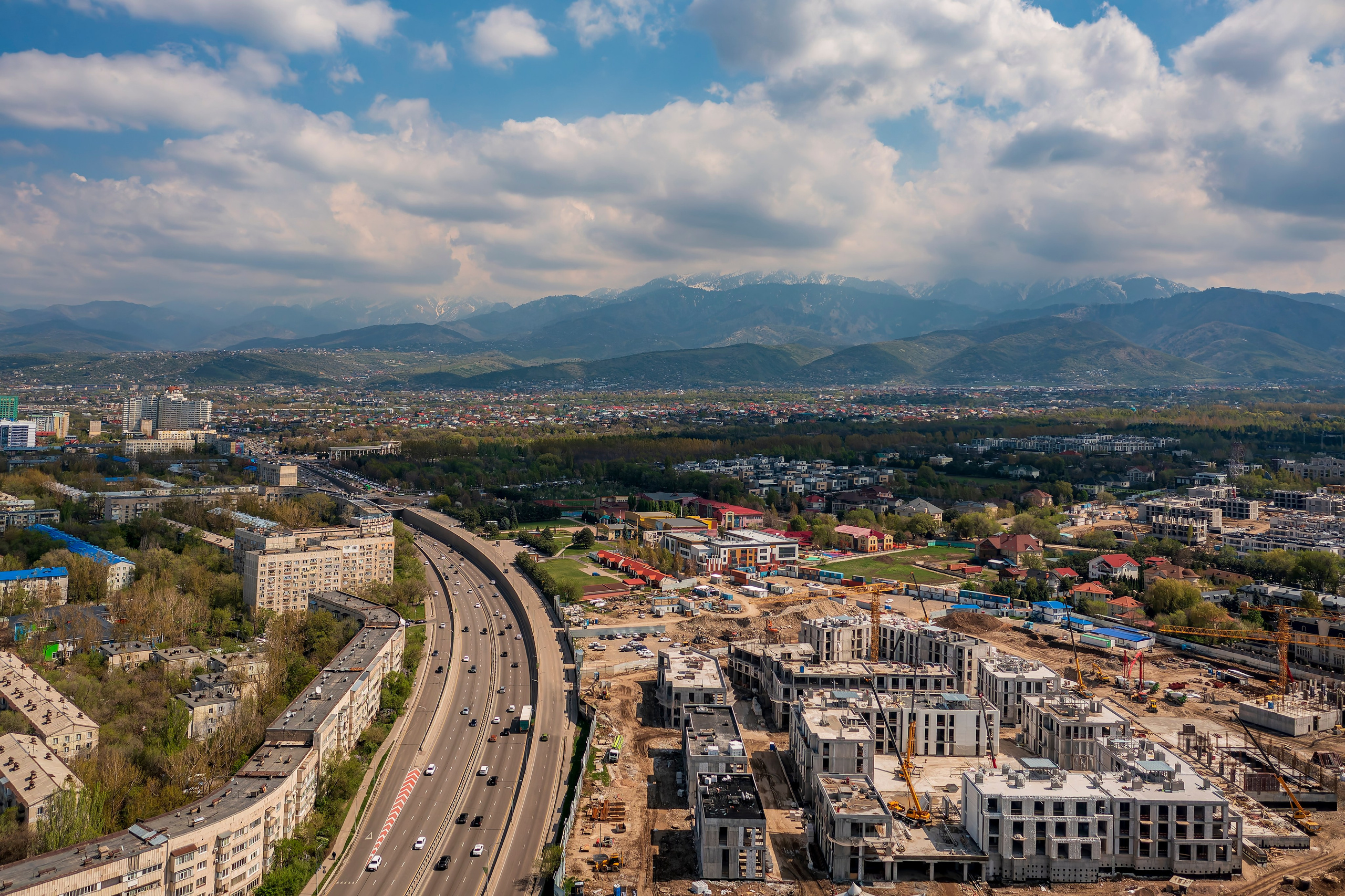 Алматы, ЖК 1st от Bi Group — аэросъёмка на фоне гор, апрель 2026. Интерьерный фотограф Алматы