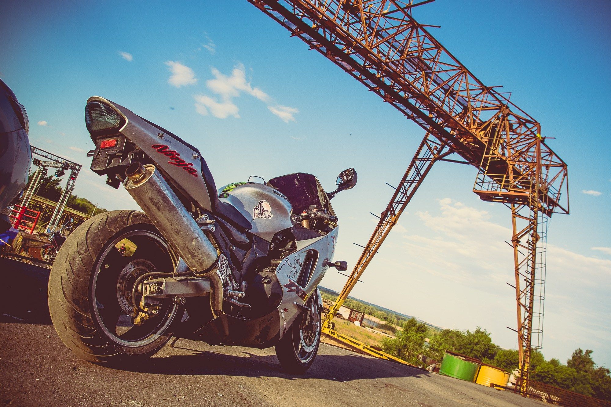 Мотоцикл стоит на территории звола