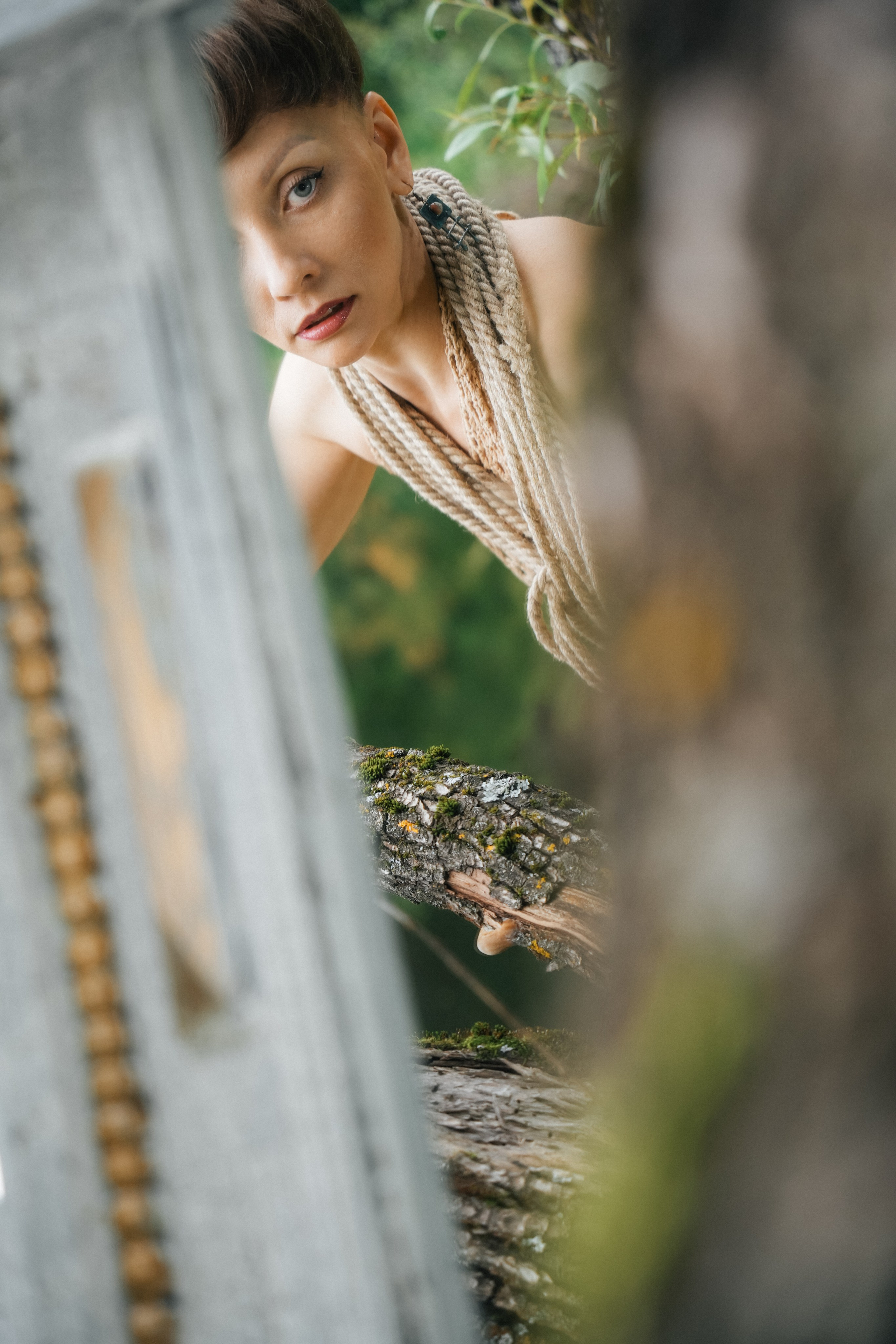 Девушка на природе в художественной позе