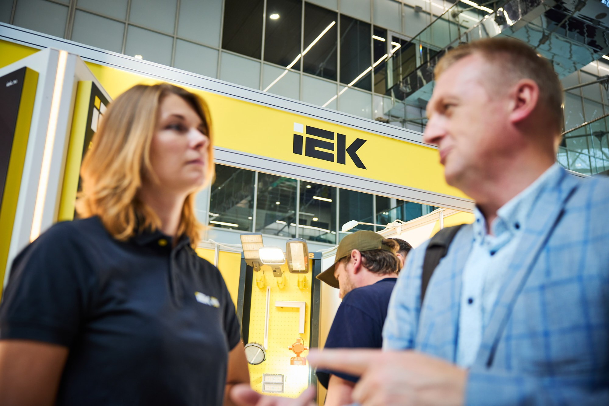 Фотограф на выставке IEK — репортажная съёмка корпоративного стенда в Москве. Репортажный фотограф в Москве — Дмитрий Тарасов | Съёмка мероприятий, концертов, корпоративов