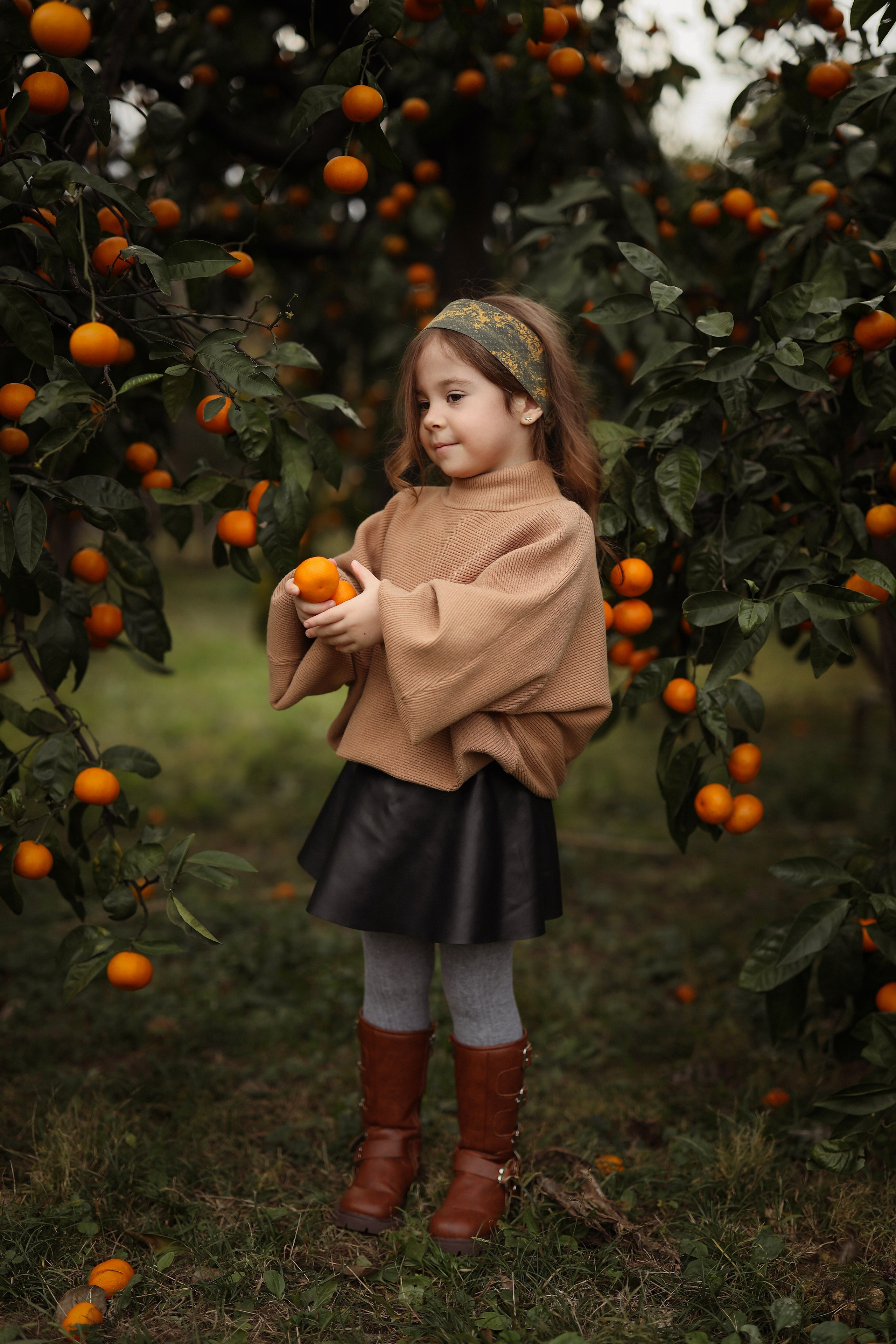 Семейная фотосессия в саду мандаринов. Свадебный и семейный фотограф в Абхазии Жанна Соснина