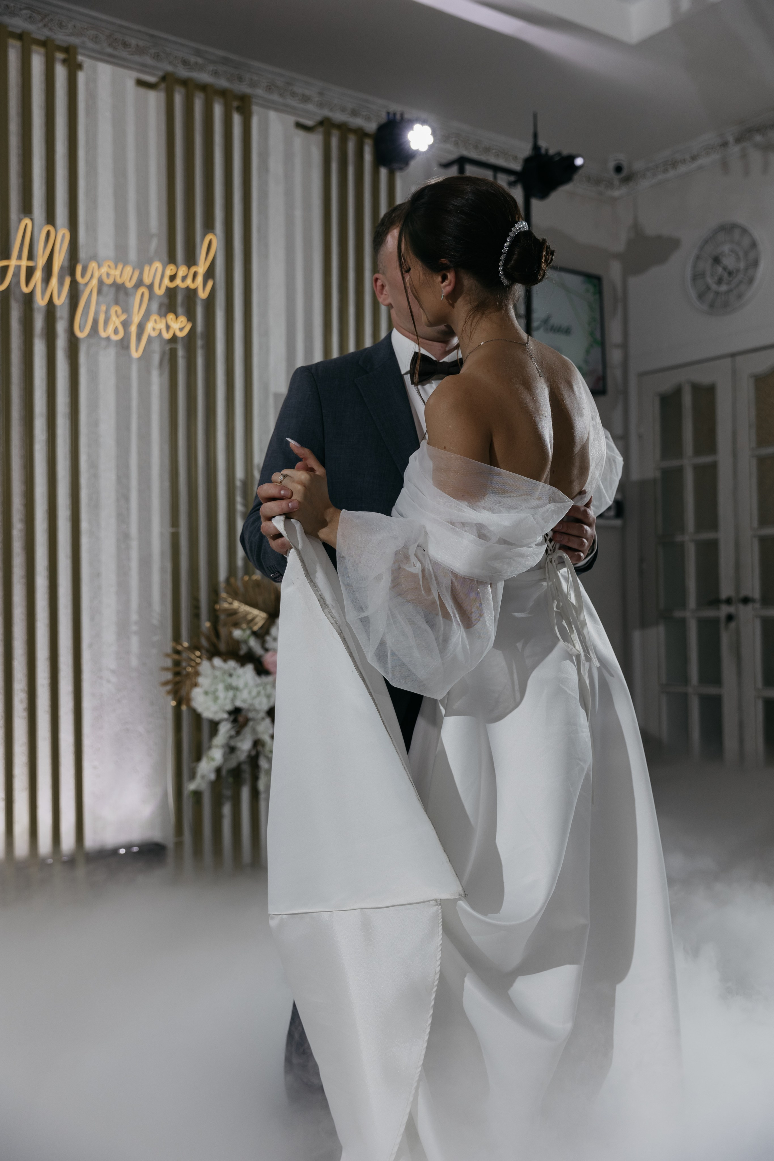 Волшебство уходит — Знаю. — И что мы будем делать? — Наслаждаться моментом. Свадебный фотограф в Санкт-Петербурге