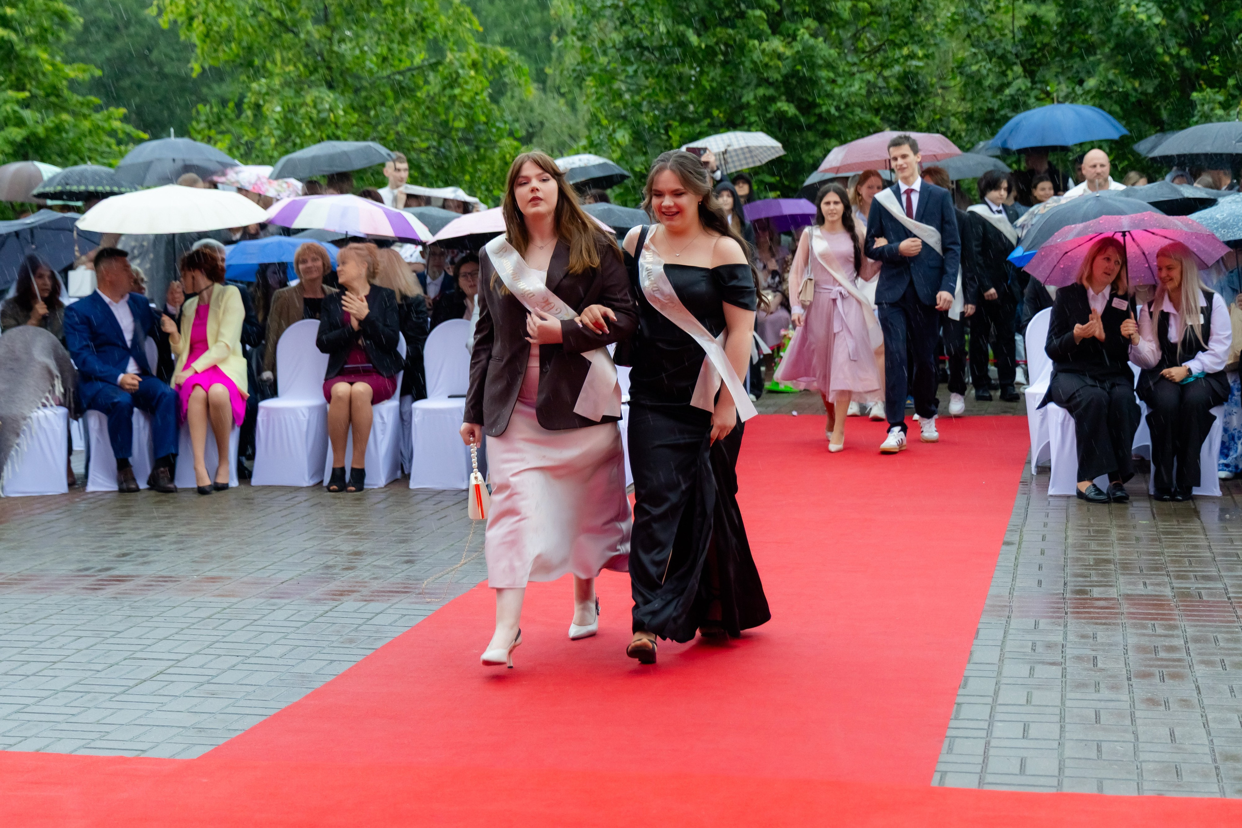 Школьный выпускной 2025 год в Минске, Беларуси. Свадебный фотограф в Минске/Беларуси Сергей Спиридонов
