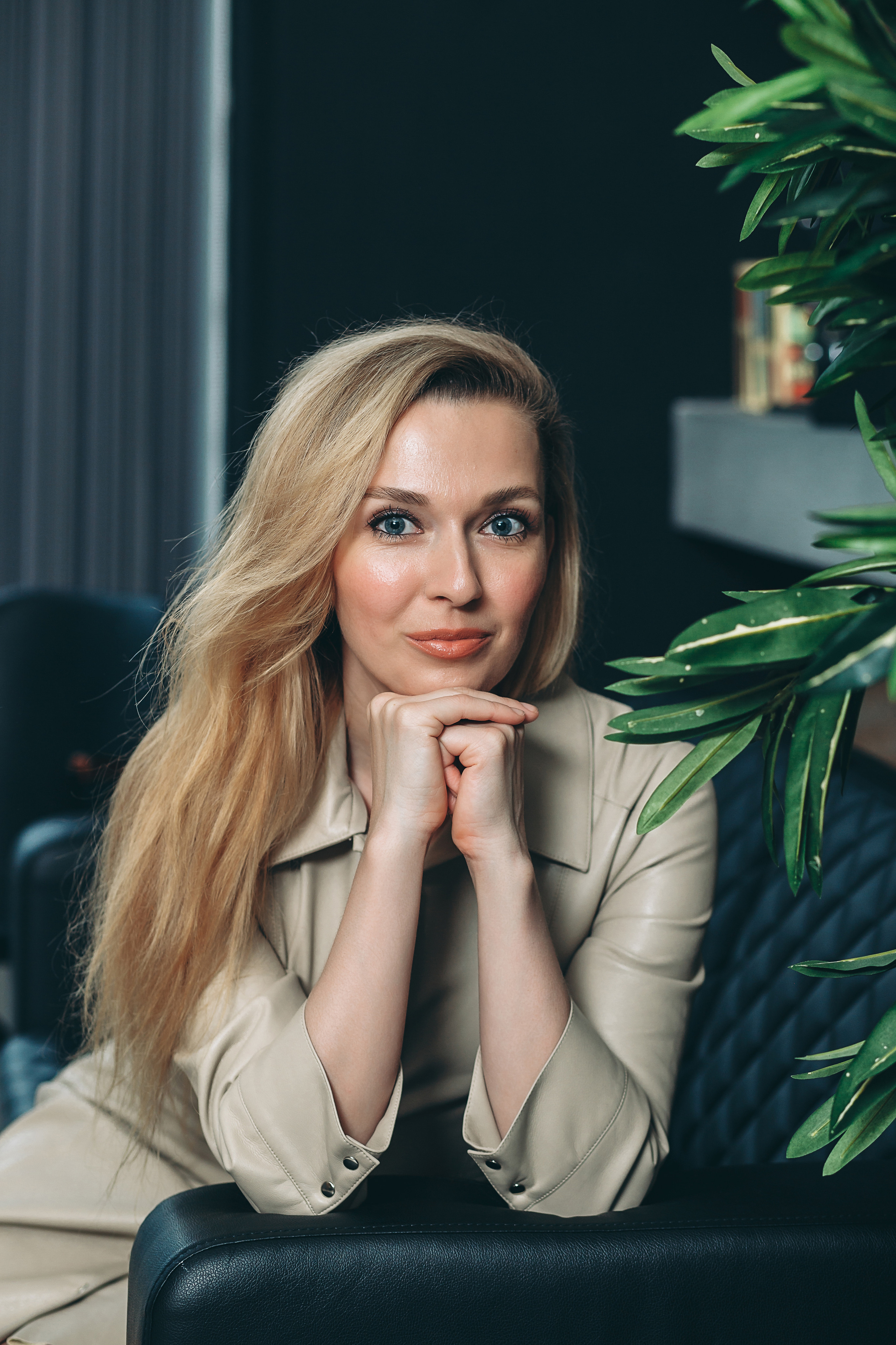 фотосессия в студии, фотограф, Москва, Катерина Сысуева, Рина Сысуева, Екатерина Сысуева, женский фотограф, Москва, фотографы женского портрета, лучшие женские фотографы, позы для фотосессии для девушек, фотосессия девушки, фотосессия для женщины, фотосессия для психотерапевта, Фотосессия Лоры, фотосессия астролога-психотерапевта, фотосессия для эксперта, контент для соцсетей, бренд-фотограф Москва.