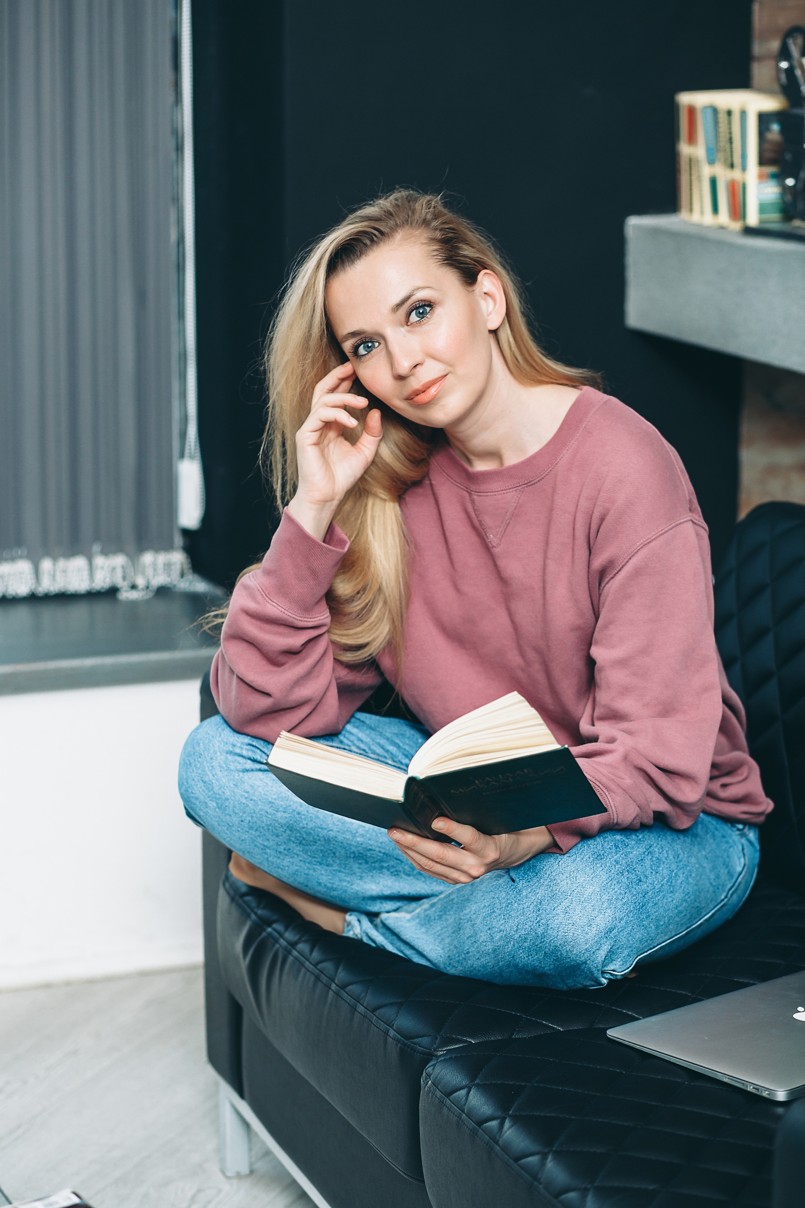 фотосессия в студии, фотограф, Москва, Катерина Сысуева, Рина Сысуева, Екатерина Сысуева, женский фотограф, Москва, фотографы женского портрета, лучшие женские фотографы, позы для фотосессии для девушек, фотосессия девушки, фотосессия для женщины, фотосессия для психотерапевта, Фотосессия Лоры, фотосессия астролога-психотерапевта, фотосессия для эксперта, контент для соцсетей, бренд-фотограф Москва.