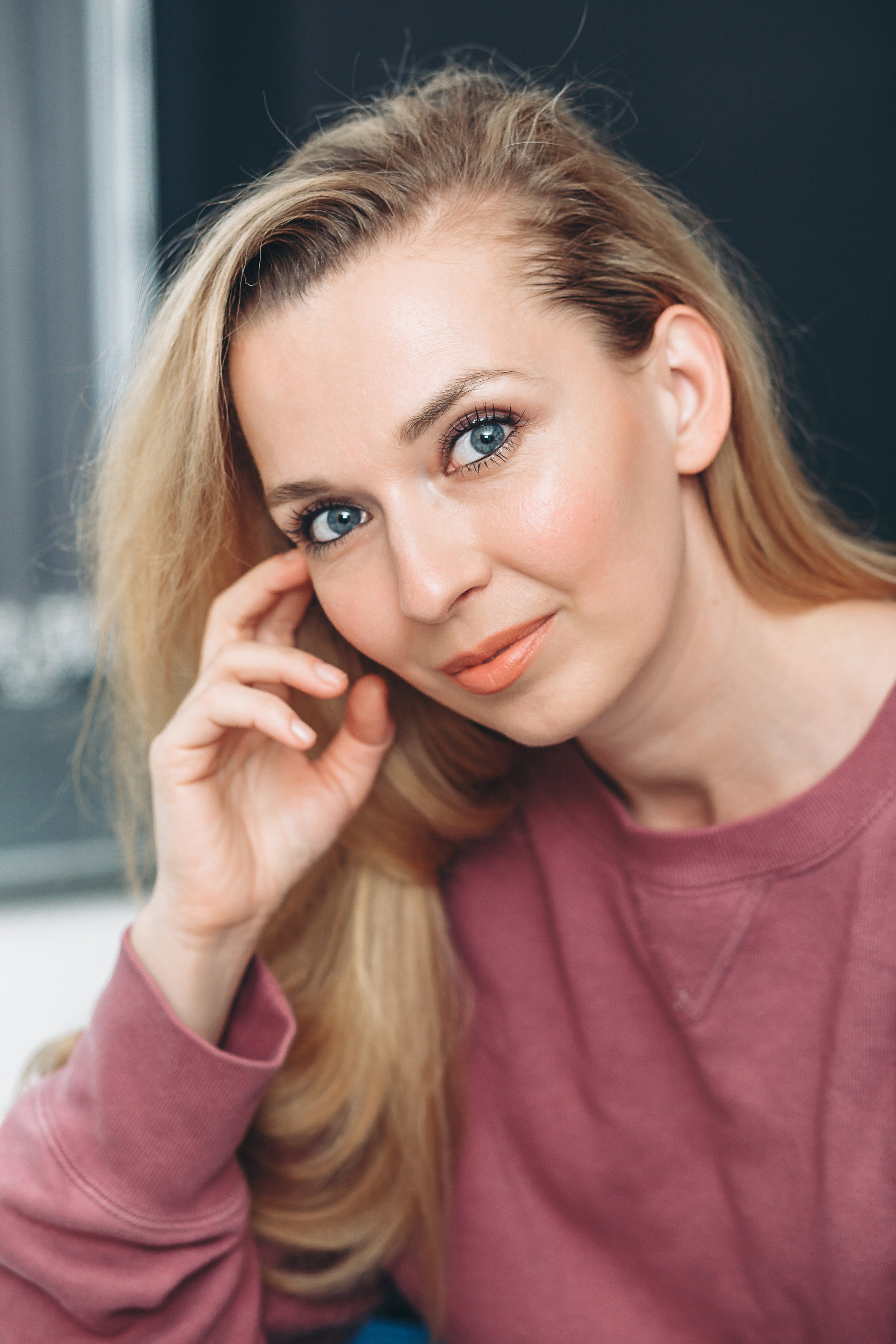 фотосессия в студии, фотограф, Москва, Катерина Сысуева, Рина Сысуева, Екатерина Сысуева, женский фотограф, Москва, фотографы женского портрета, лучшие женские фотографы, позы для фотосессии для девушек, фотосессия девушки, фотосессия для женщины, фотосессия для психотерапевта, Фотосессия Лоры, фотосессия астролога-психотерапевта, фотосессия для эксперта, контент для соцсетей, бренд-фотограф Москва.