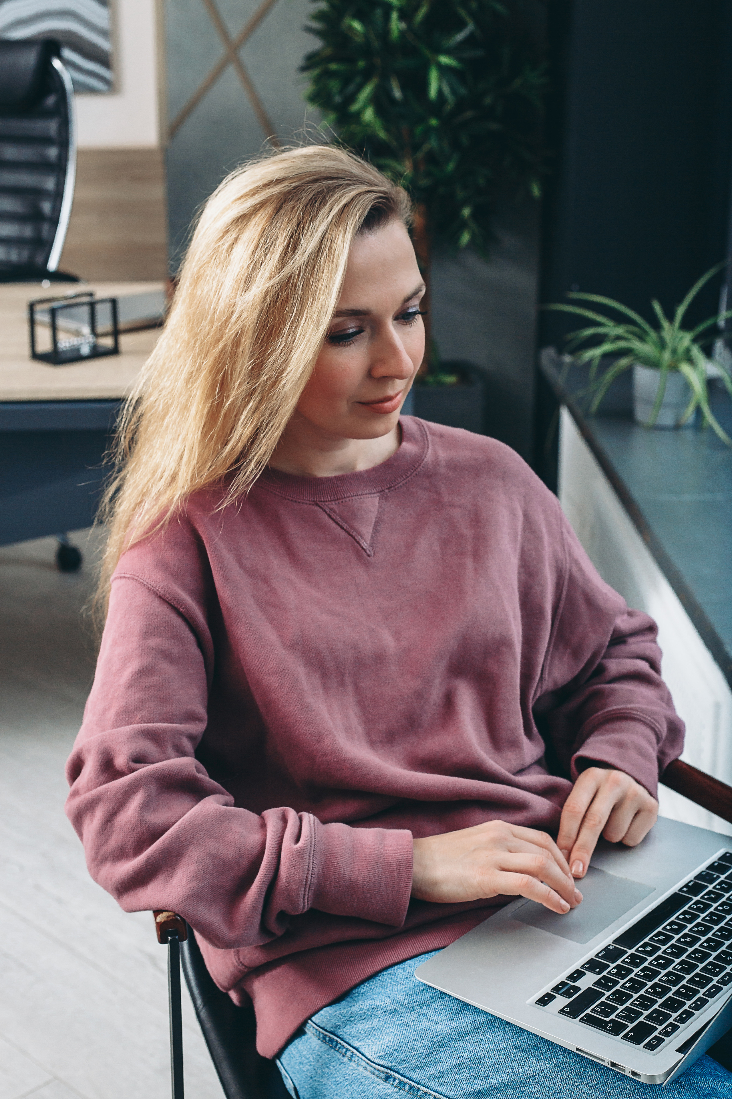 фотосессия в студии, фотограф, Москва, Катерина Сысуева, Рина Сысуева, Екатерина Сысуева, женский фотограф, Москва, фотографы женского портрета, лучшие женские фотографы, позы для фотосессии для девушек, фотосессия девушки, фотосессия для женщины, фотосессия для психотерапевта, Фотосессия Лоры, фотосессия астролога-психотерапевта, фотосессия для эксперта, контент для соцсетей, бренд-фотограф Москва.