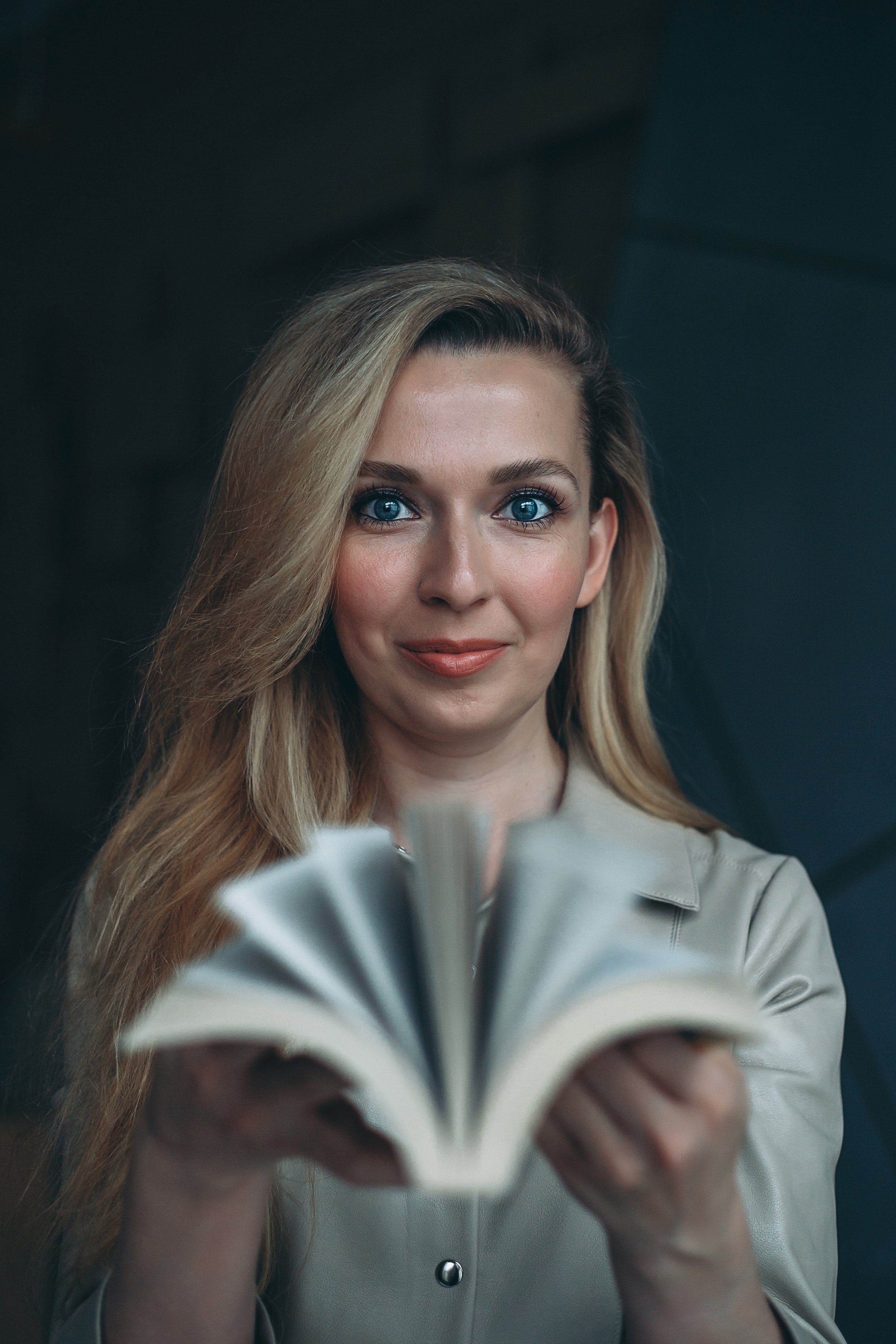 фотосессия в студии, фотограф, Москва, Катерина Сысуева, Рина Сысуева, Екатерина Сысуева, женский фотограф, Москва, фотографы женского портрета, лучшие женские фотографы, позы для фотосессии для девушек, фотосессия девушки, фотосессия для женщины, фотосессия для психотерапевта, Фотосессия Лоры, фотосессия астролога-психотерапевта, фотосессия для эксперта, контент для соцсетей, бренд-фотограф Москва.