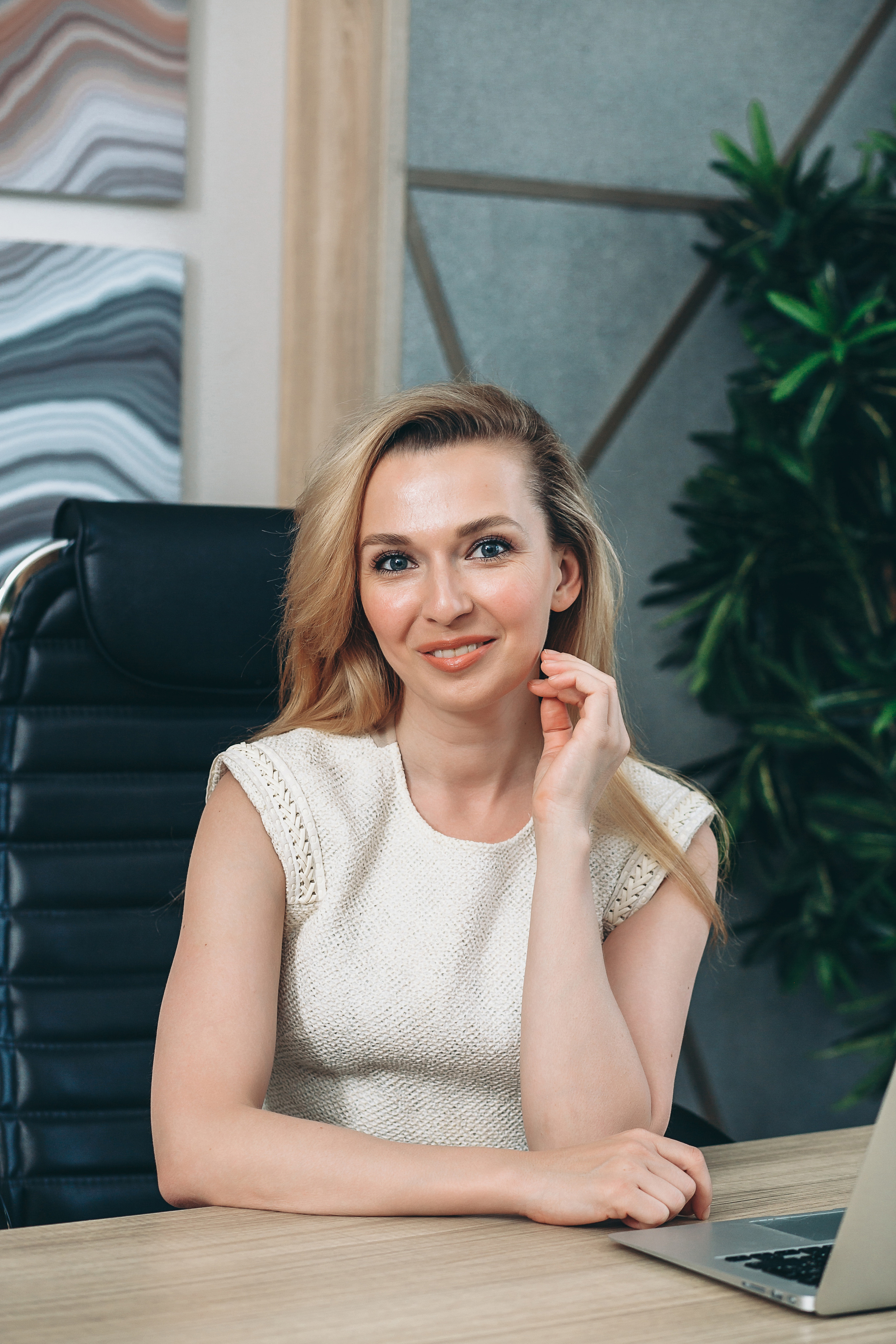 фотосессия в студии, фотограф, Москва, Катерина Сысуева, Рина Сысуева, Екатерина Сысуева, женский фотограф, Москва, фотографы женского портрета, лучшие женские фотографы, позы для фотосессии для девушек, фотосессия девушки, фотосессия для женщины, фотосессия для психотерапевта, Фотосессия Лоры, фотосессия астролога-психотерапевта, фотосессия для эксперта, контент для соцсетей, бренд-фотограф Москва.