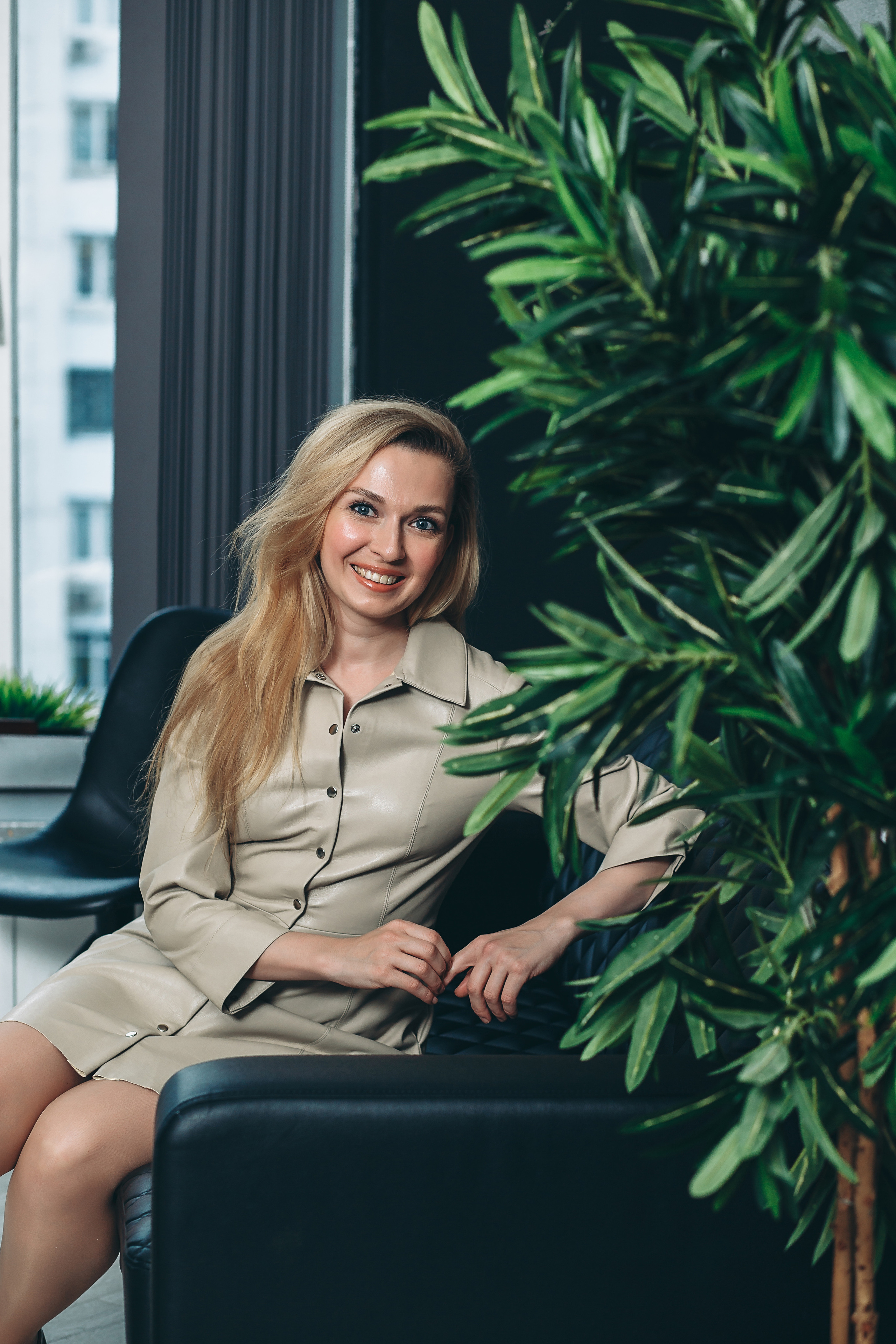 фотосессия в студии, фотограф, Москва, Катерина Сысуева, Рина Сысуева, Екатерина Сысуева, женский фотограф, Москва, фотографы женского портрета, лучшие женские фотографы, позы для фотосессии для девушек, фотосессия девушки, фотосессия для женщины, фотосессия для психотерапевта, Фотосессия Лоры, фотосессия астролога-психотерапевта, фотосессия для эксперта, контент для соцсетей, бренд-фотограф Москва.