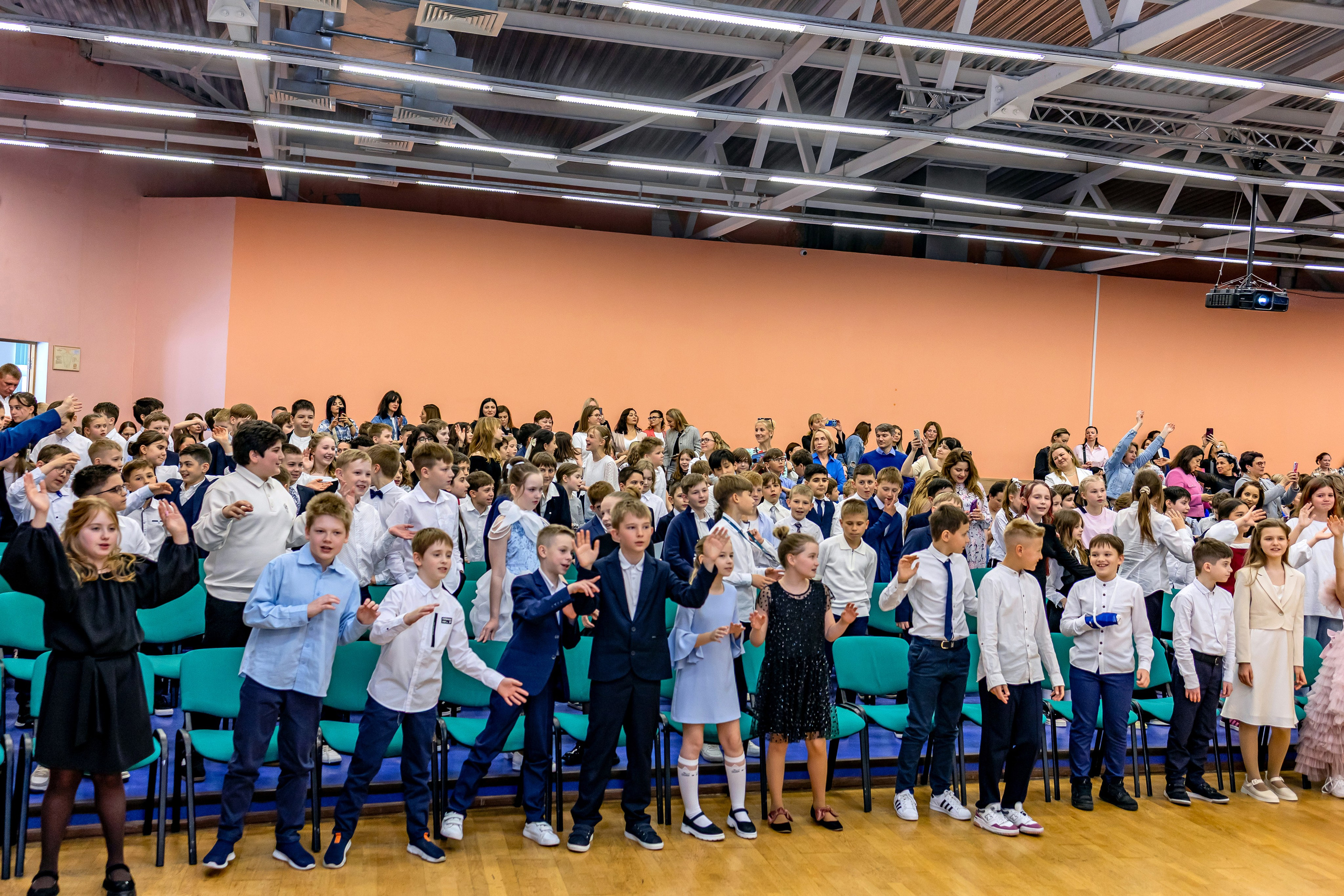 Выпускной праздник в начальной школе. Фотограф и видеограф Москва. Свадебный фотограф, видеограф. Выпускные альбомы. Оживающие альбомы