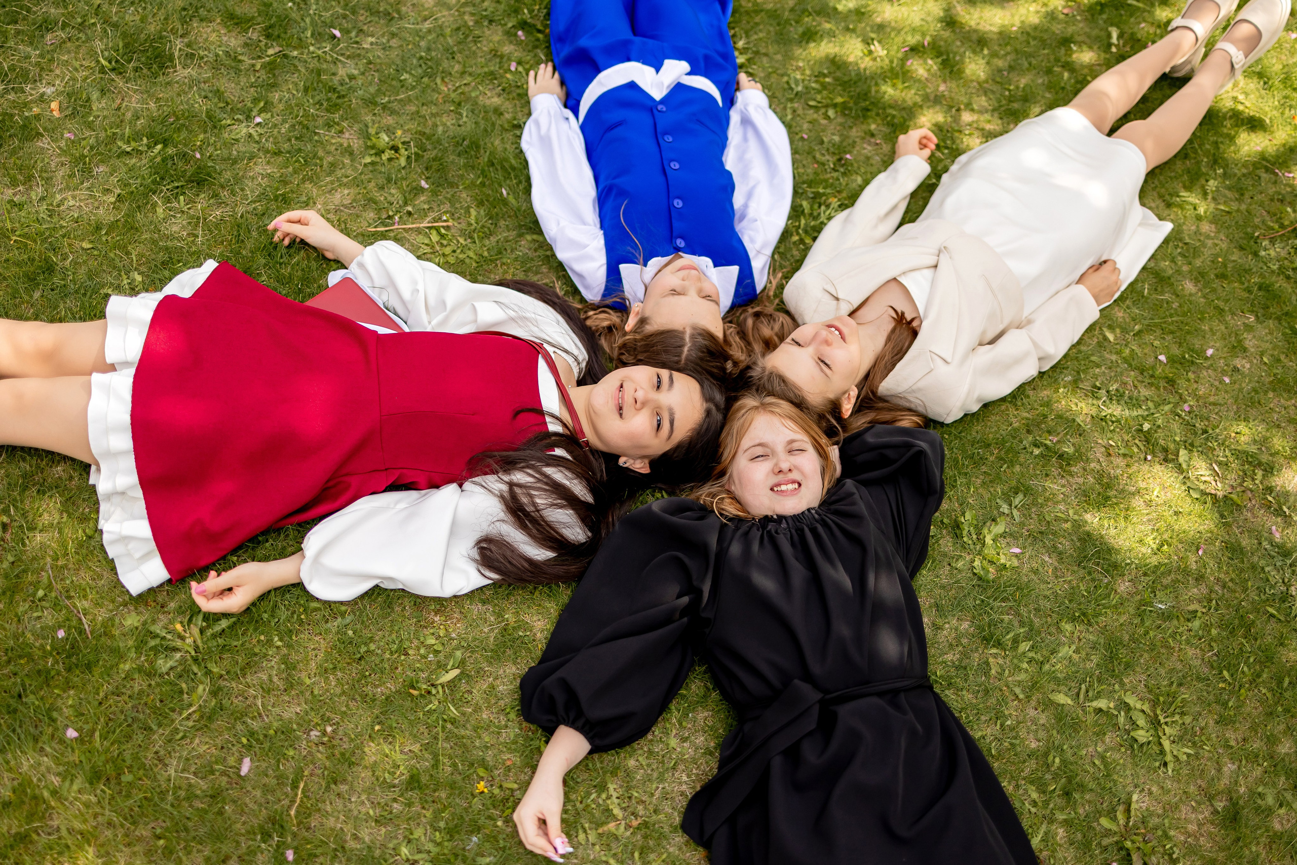 Выпускной в начальной школе на улице. Фотограф и видеограф Москва. Свадебный фотограф, видеограф. Выпускные альбомы. Оживающие альбомы