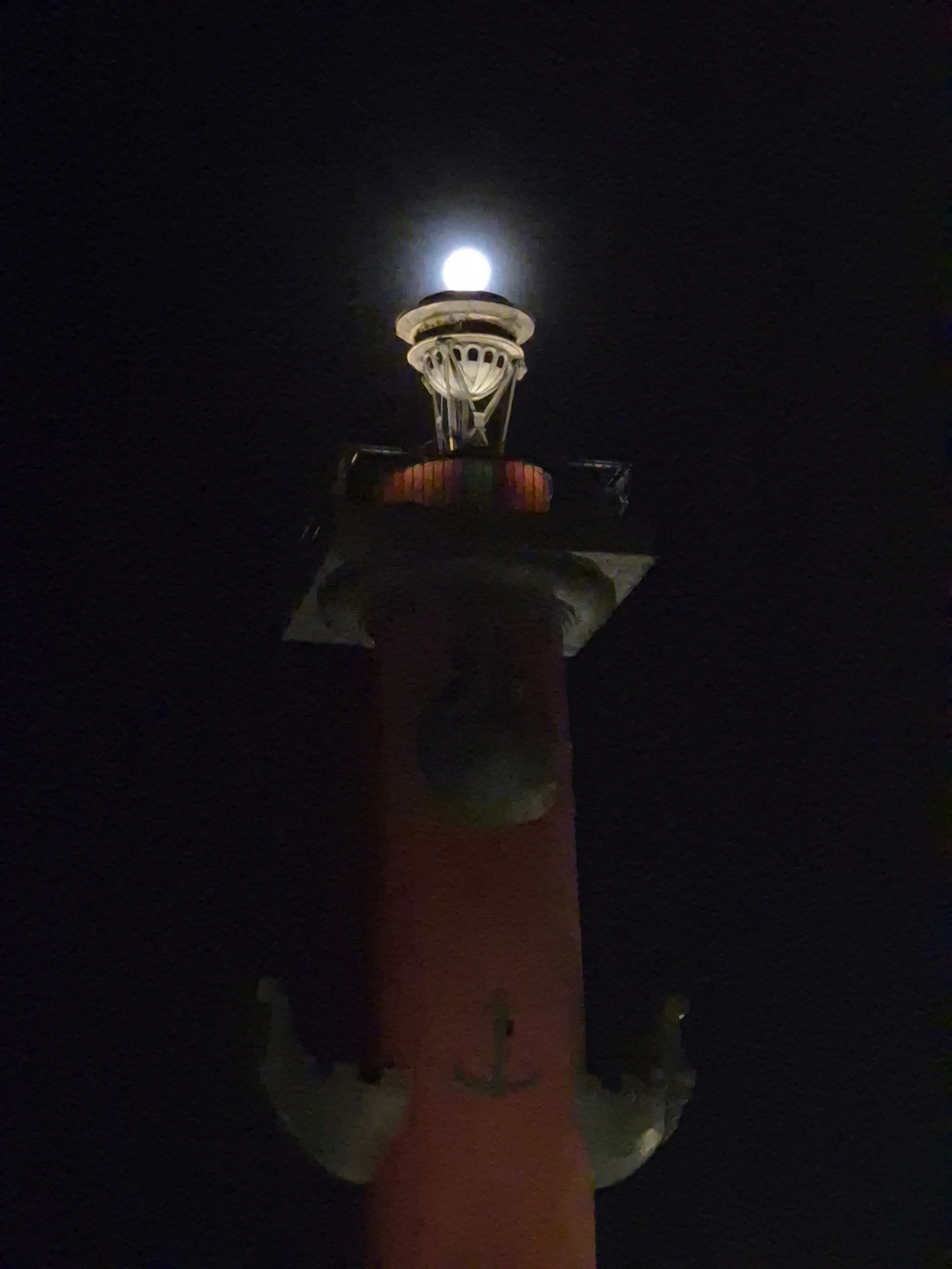 Насадил Луну на Ростральную колонну