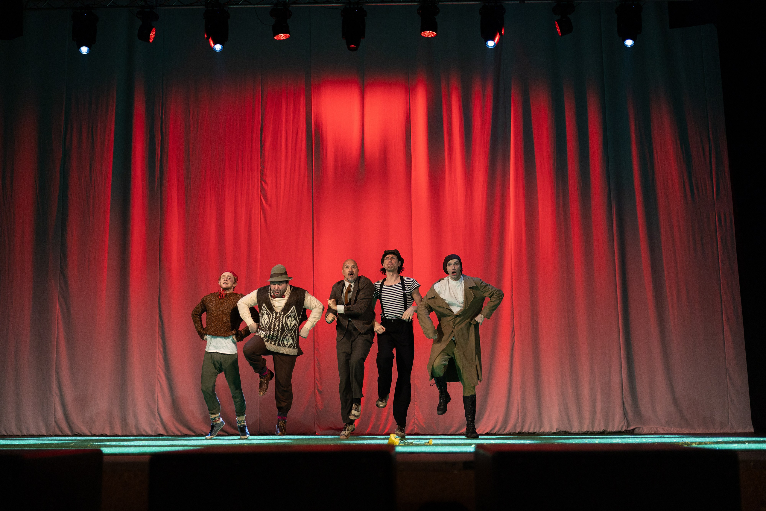 Спектакль Егора Дружинина «Всюду жизнь»