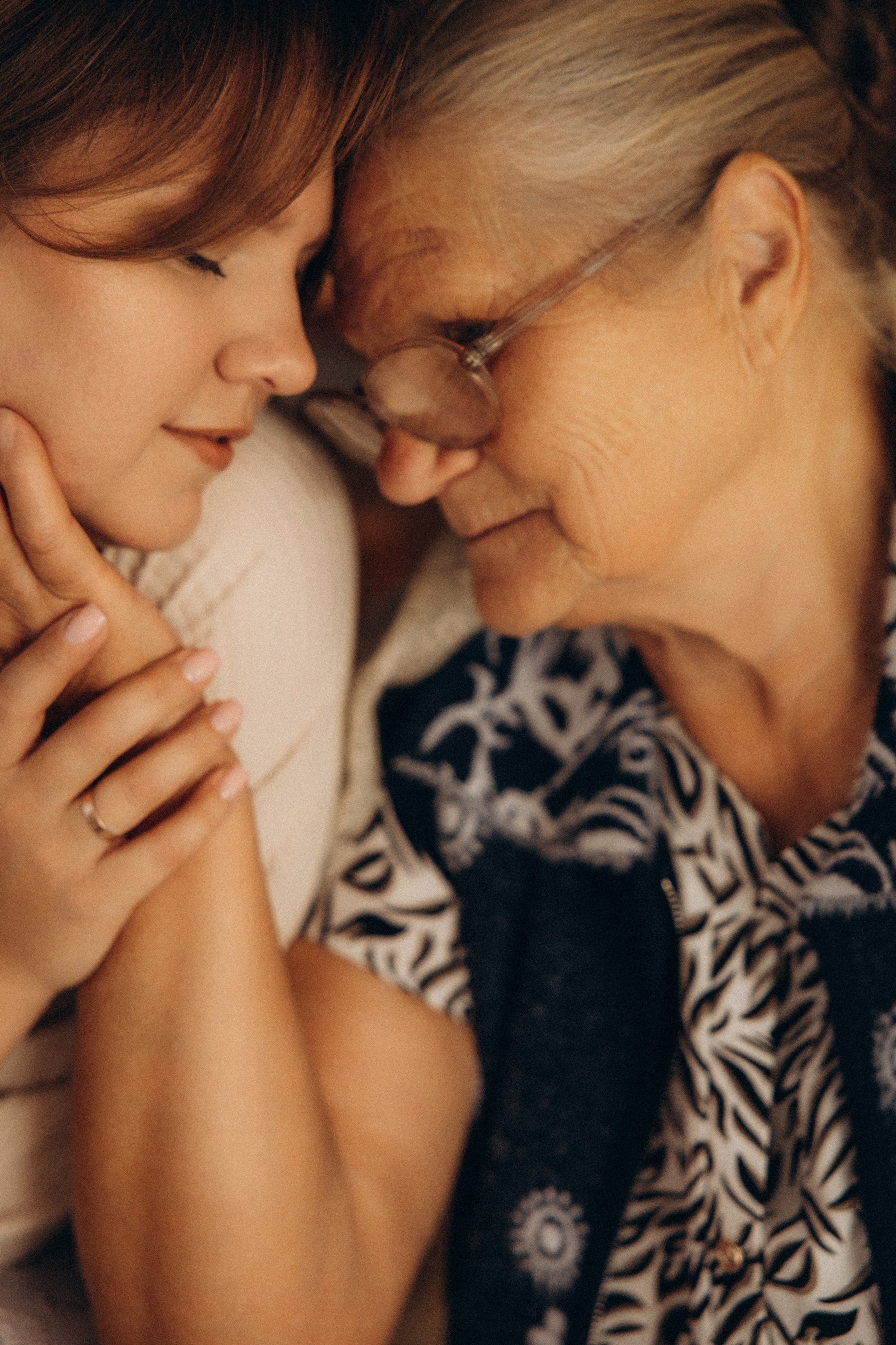 Аня и бабушка. Семейный фотограф Губкин/Старый Оскол
