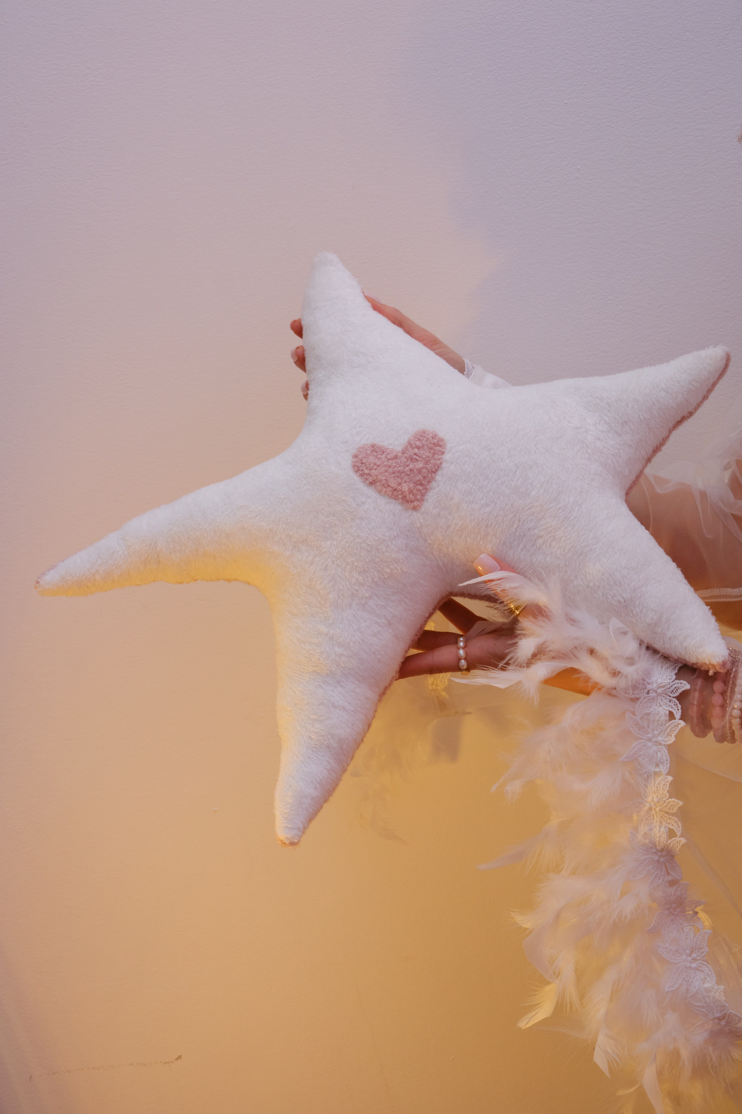 Игрушки и подушки. Предмет искусства