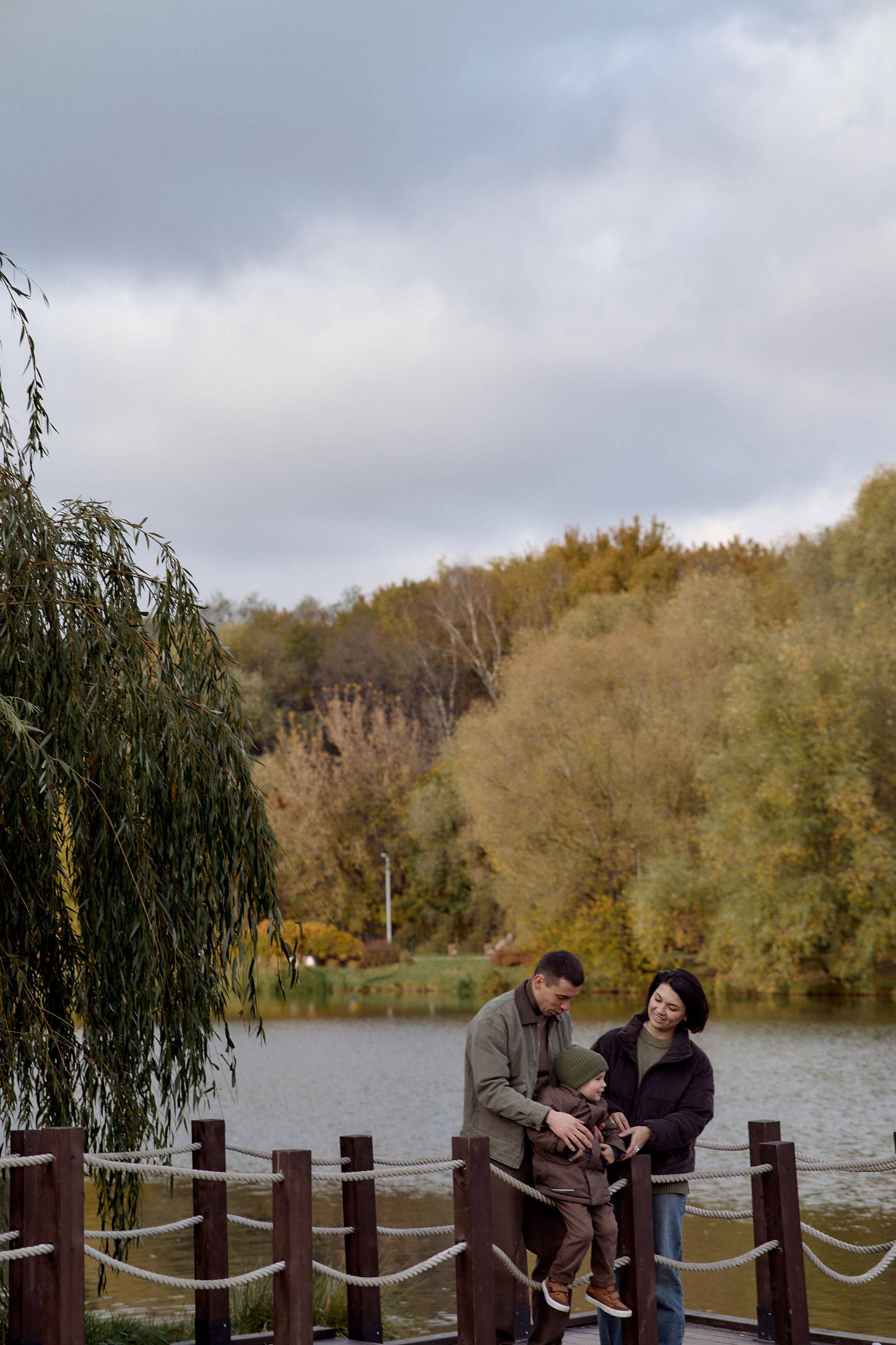 Вова, Юля и Максим в осеннем парке. Семейный и свадебный lifestyle-фотограф в Москве Мария Петрова