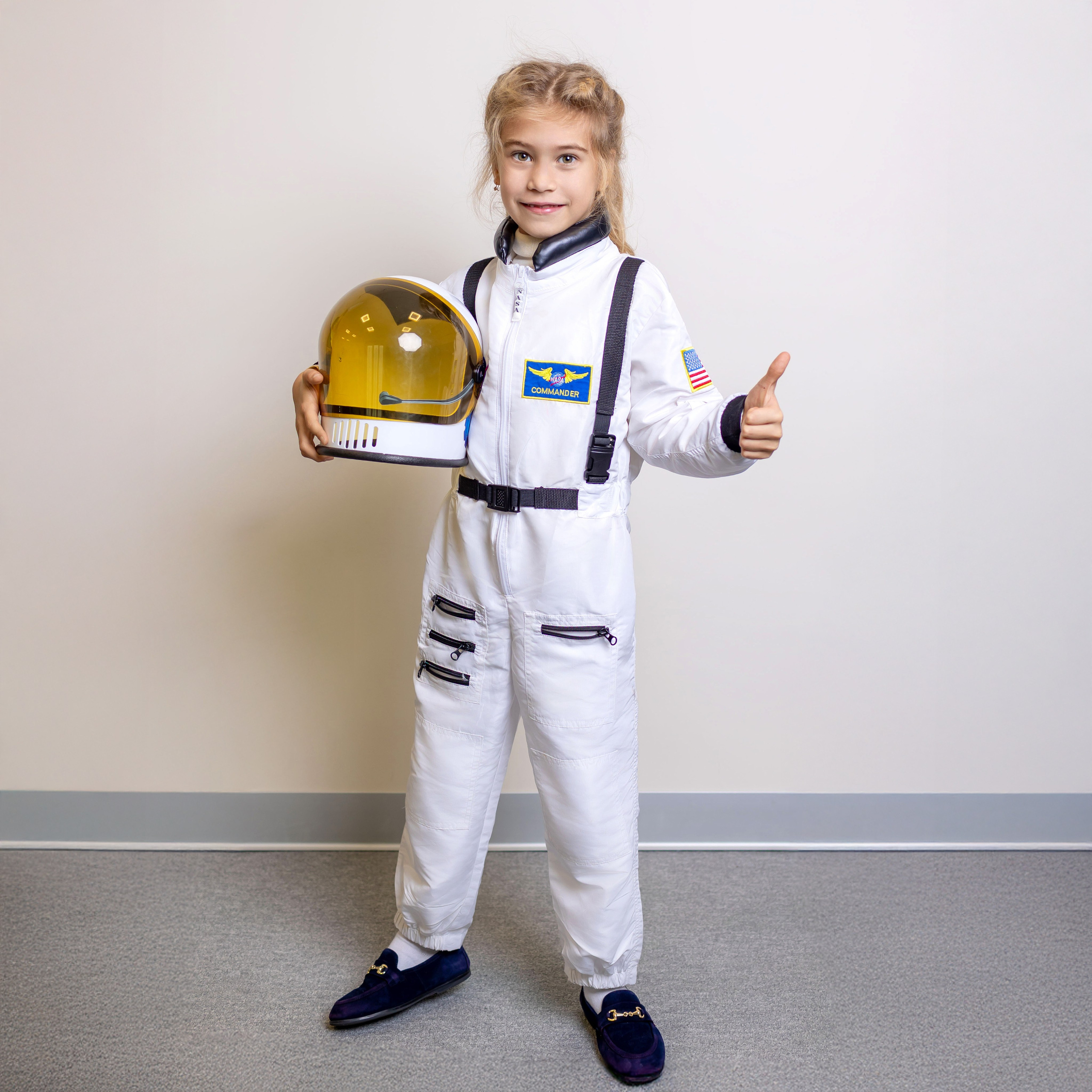 Девочка в костюме космонавта, школьная фотосессия