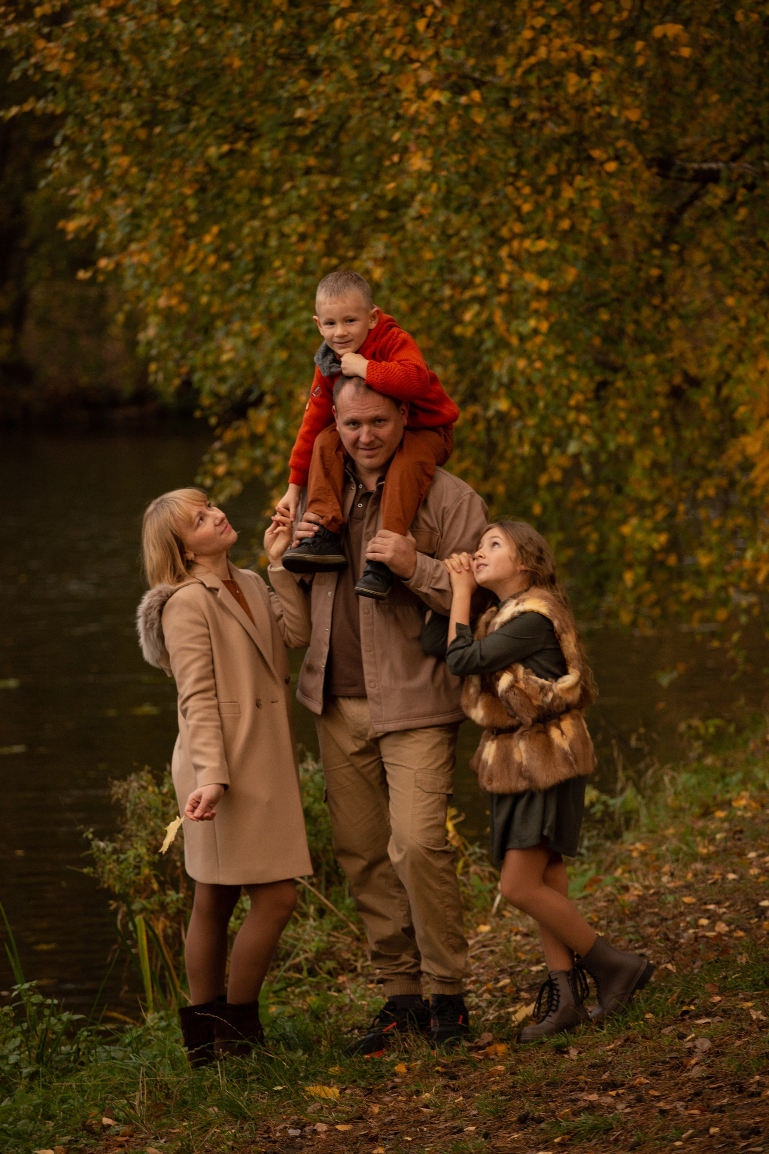 Семья в осеннем парке гуляет вечером