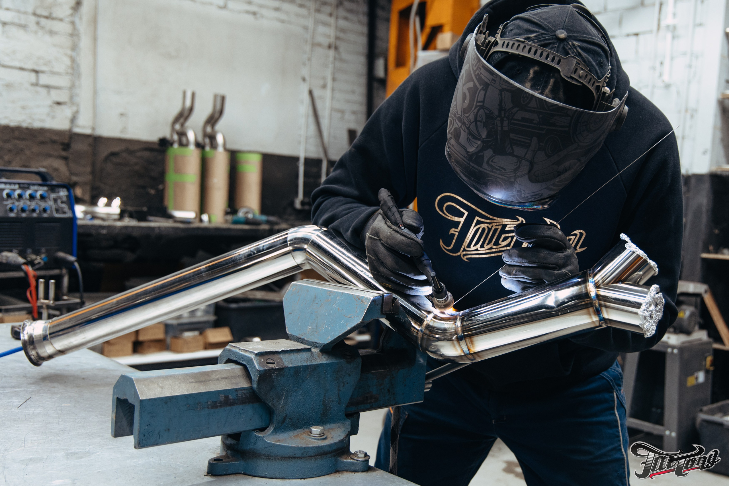 BMW 440i оклейка в зеленый, выхлоп, установка карбонового обвеса, окрас суппортов. DeLorein