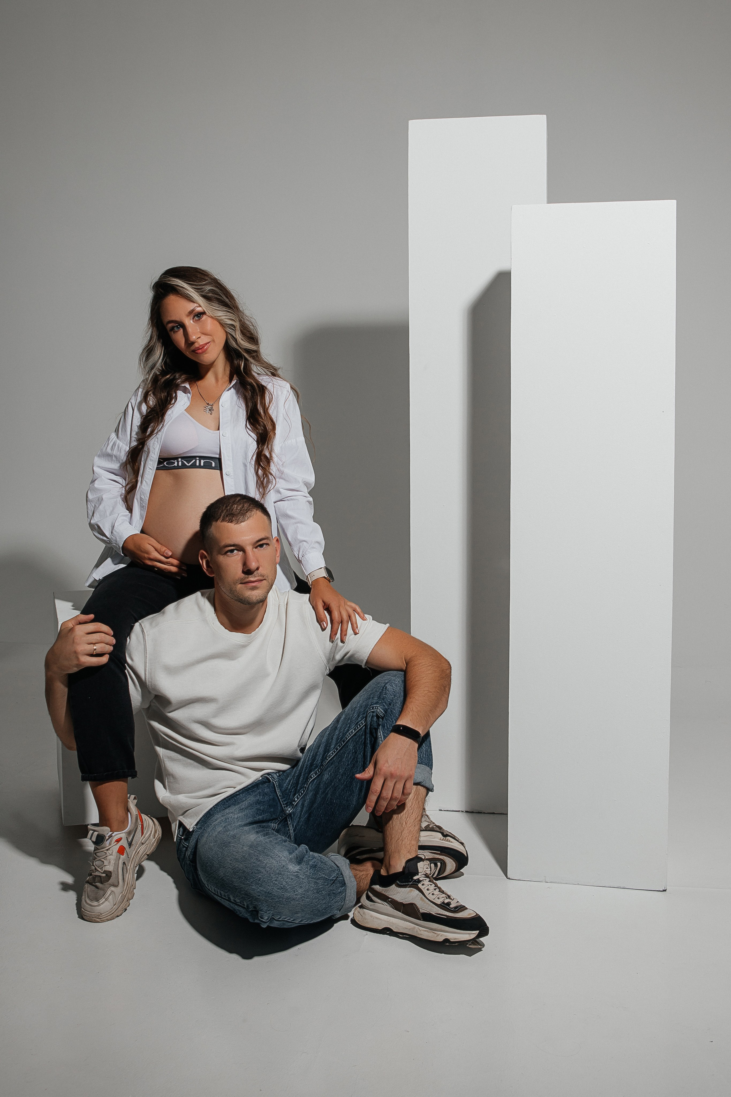 Беременные с мужем. Фотограф в Иркутске Анастасия Кись. Студийная фотосессия беременности в тканях Иркутск. Семейная фотосессия, ПОРТРЕТ «ПОКОЛЕНИЕ»