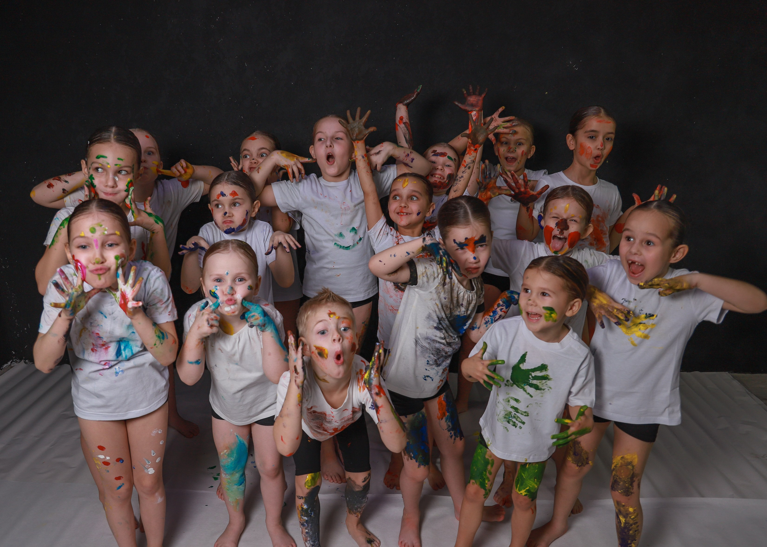 Младшие с красками. Фотограф Юлия Мальцева