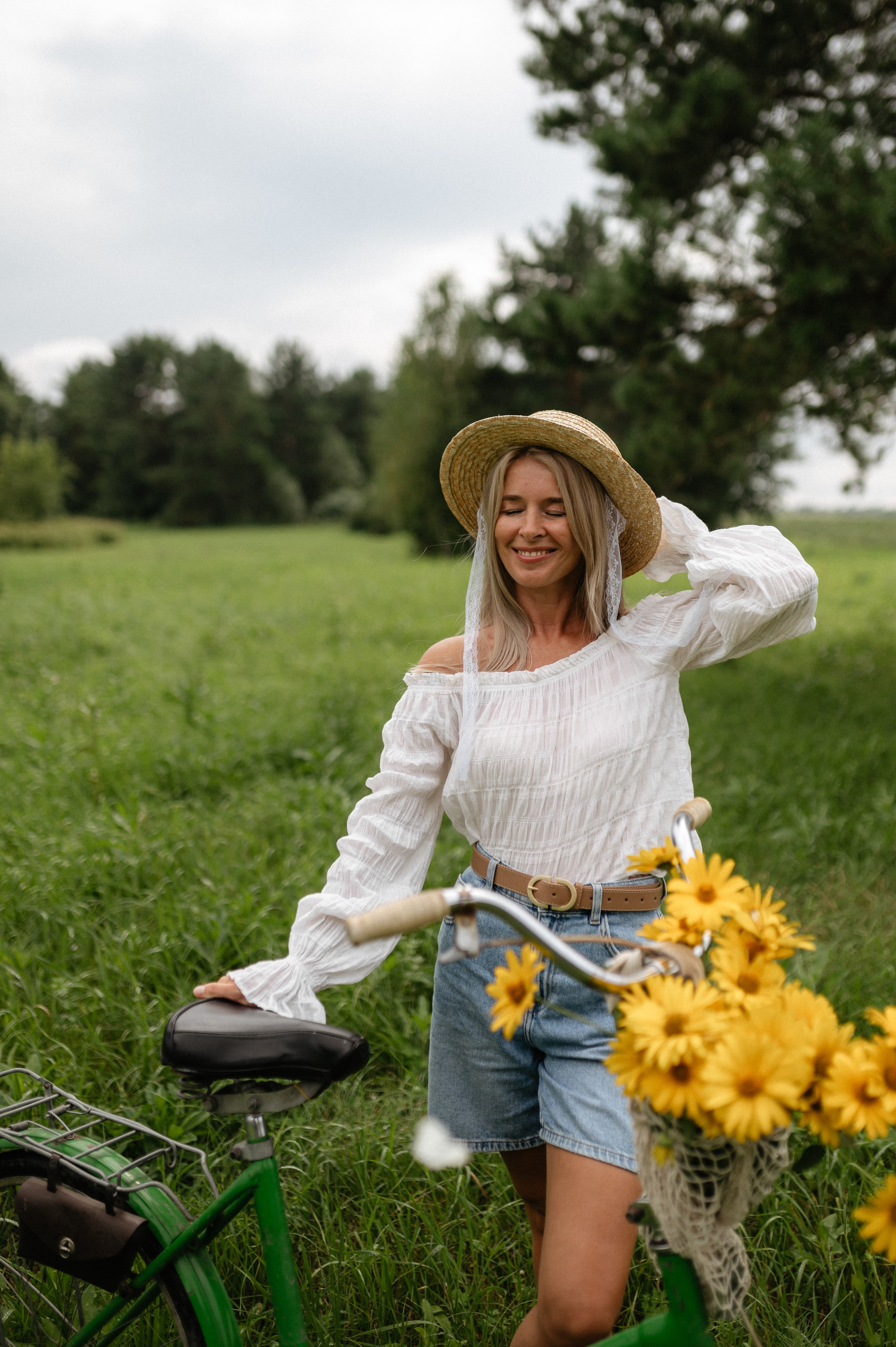 В поле с велосипедом. Главная