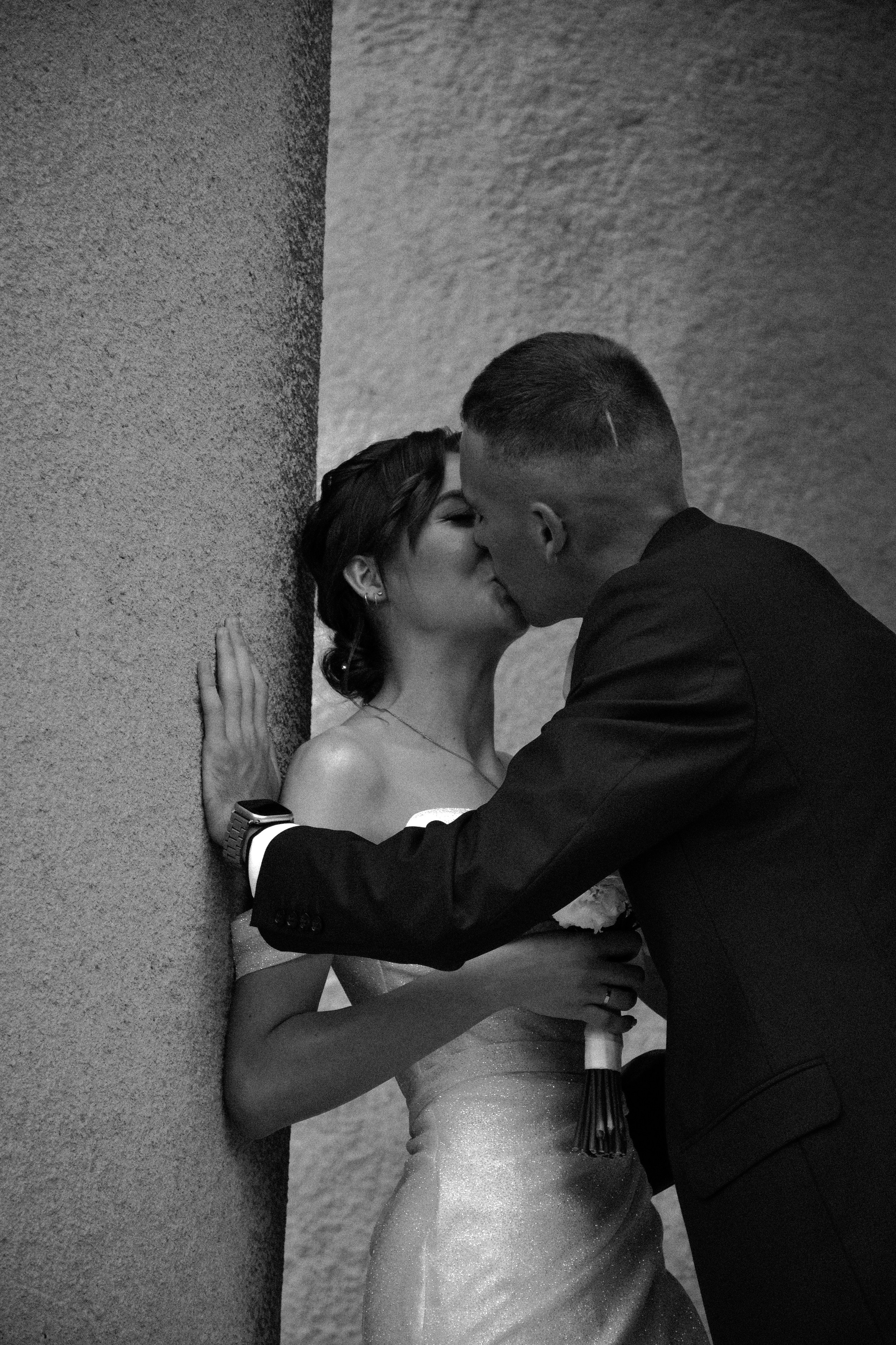 Традиционный свадебный кадр с поцелуем в парке Волжского