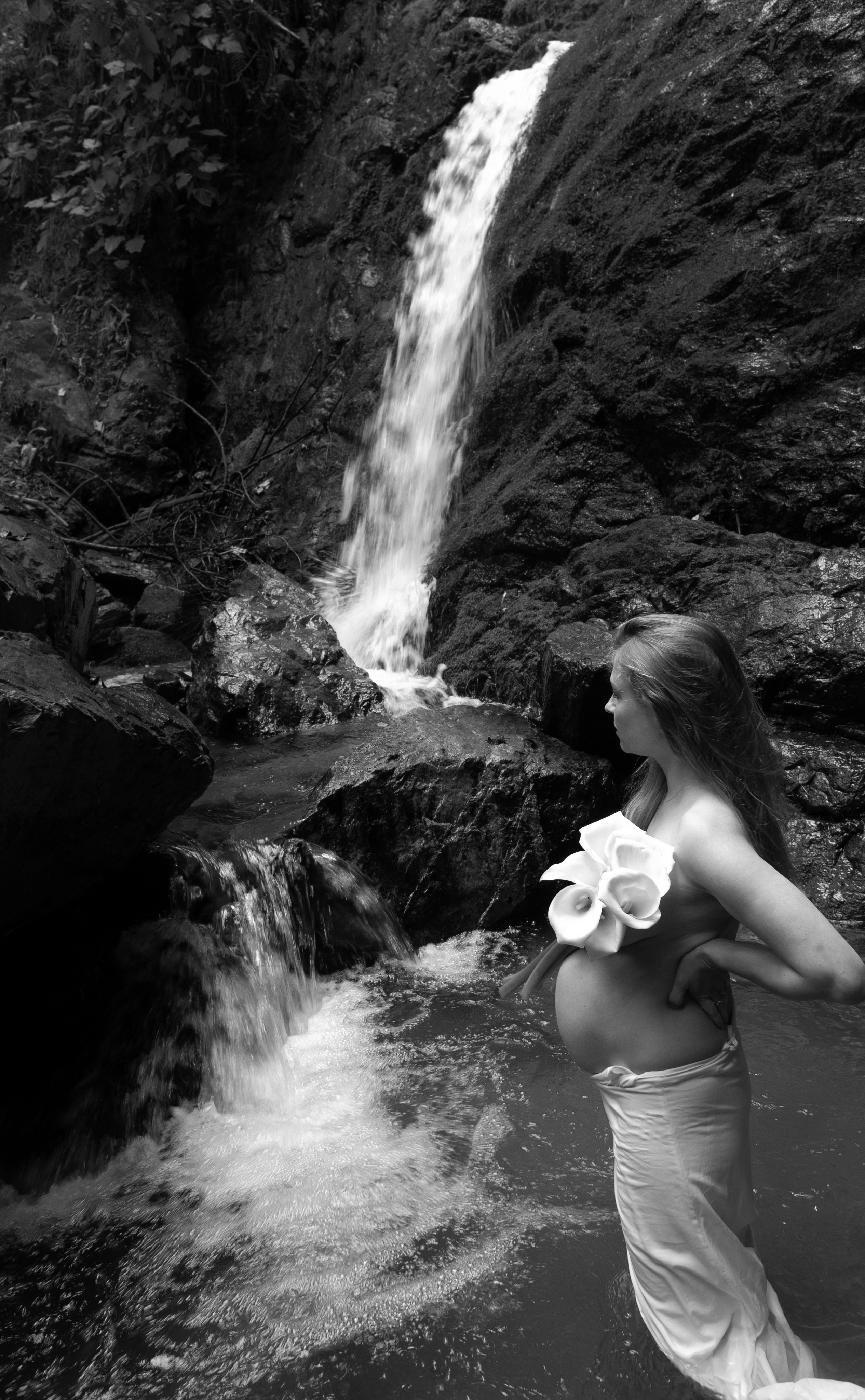 Olya y cascada / Olya and waterfall. Wedding Photographer in Barcelona and Medellin