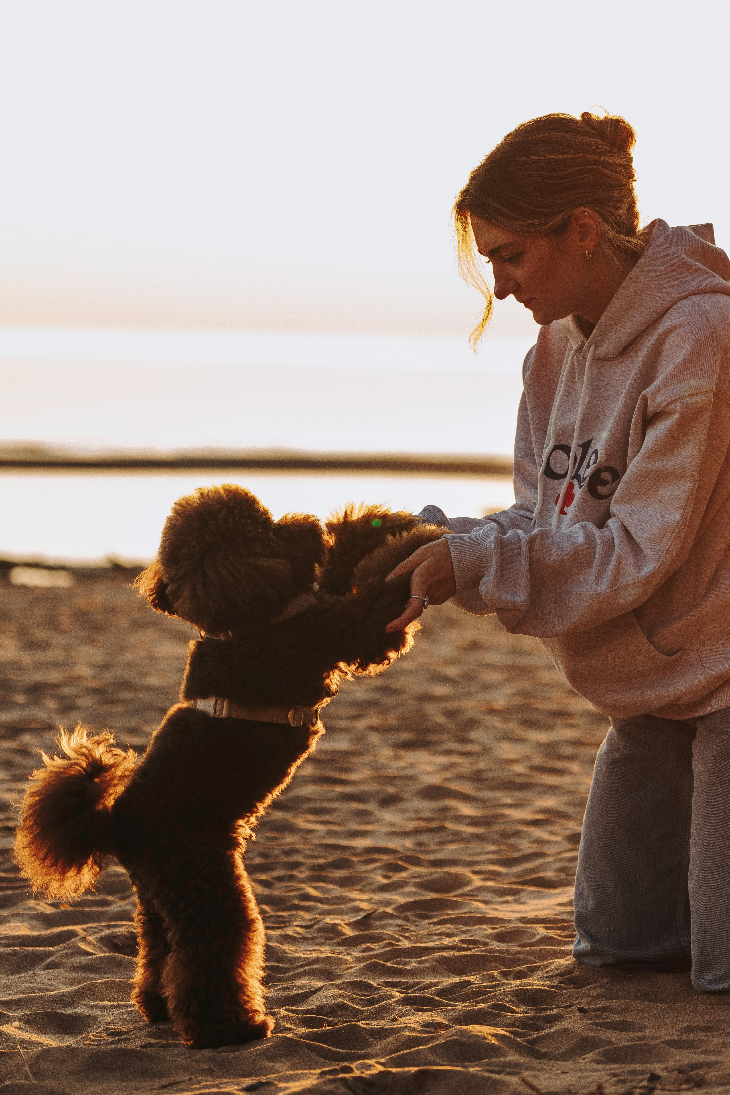 Фотосессия девушки с пуделем на пляже на закате. Фотограф анималист в Спб недорого Олеся Майорова