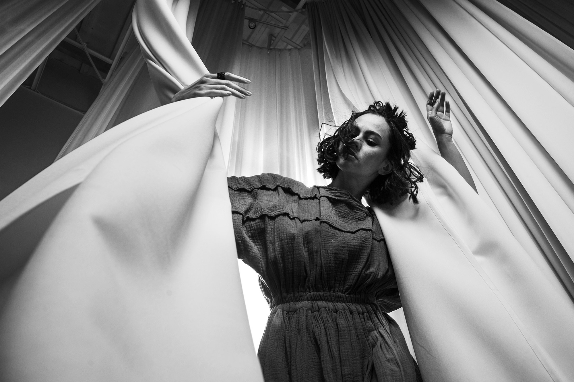 Юлия Крюкова для музыкального проекта «Течение». Портретная фотография в Москве