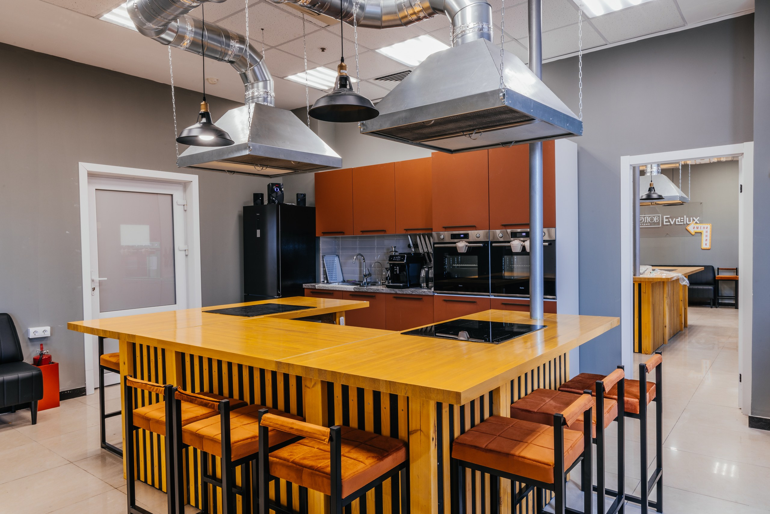 Интерьер Кулинарной, Гончарной, Стрелковой студии. Фотограф Алексей Солопов