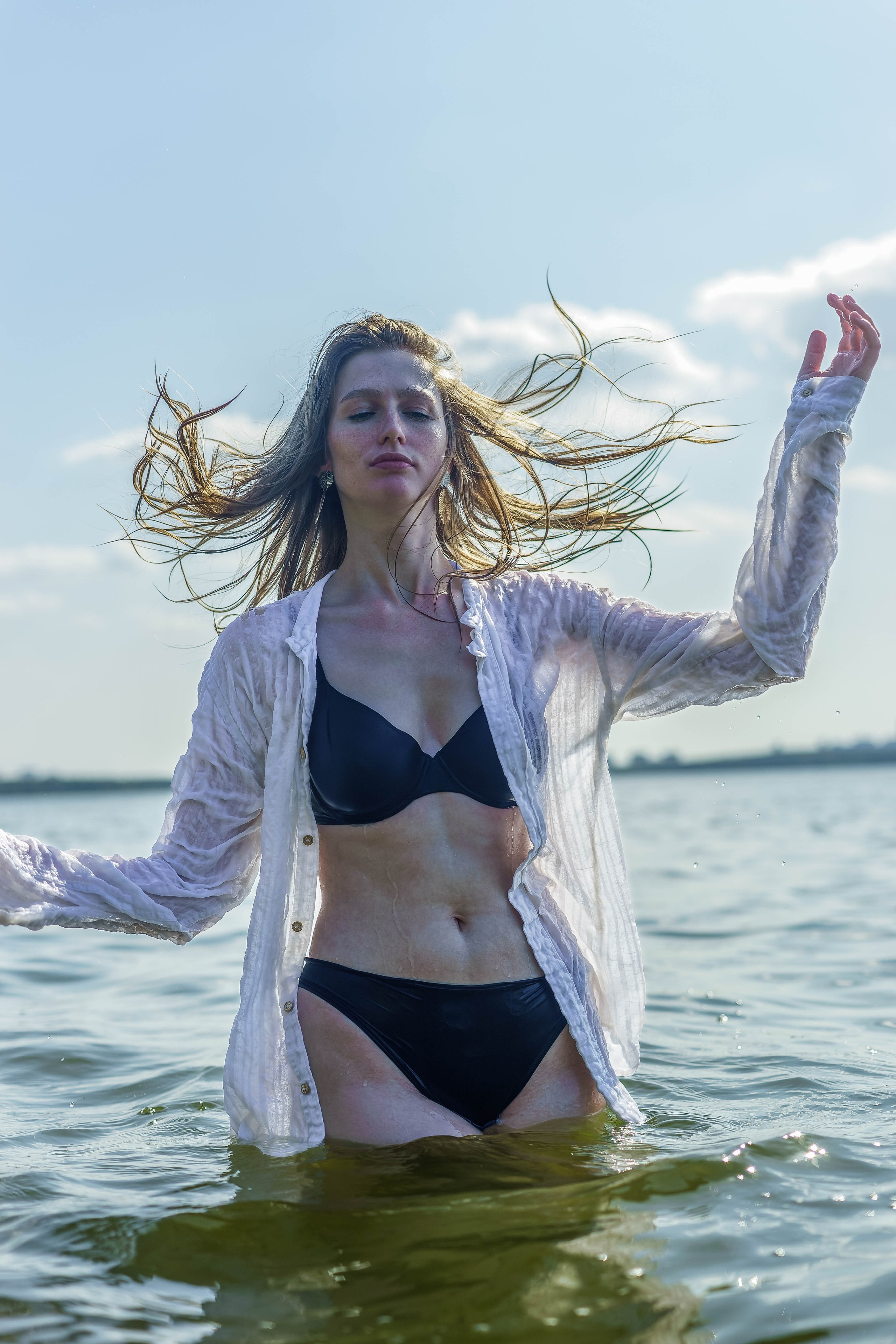 Фотосессия в яркий солнечный день на берегу .Екатеринбург. Автор фотограф: Додров. Ph: dodrov.