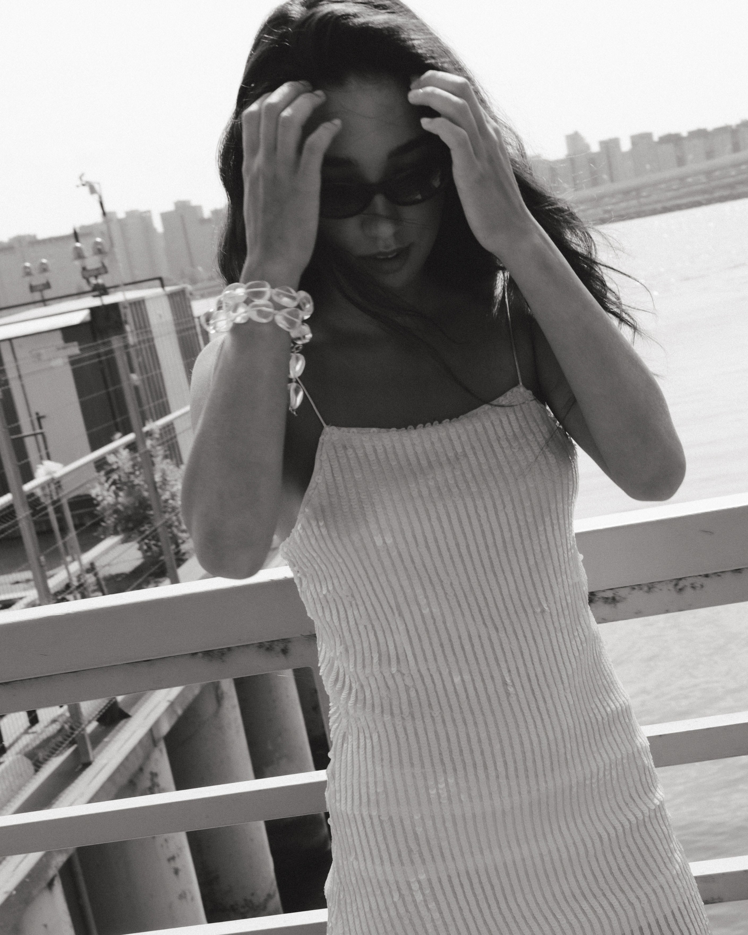 Черно-белая фотография девушки в движении в американском стиле