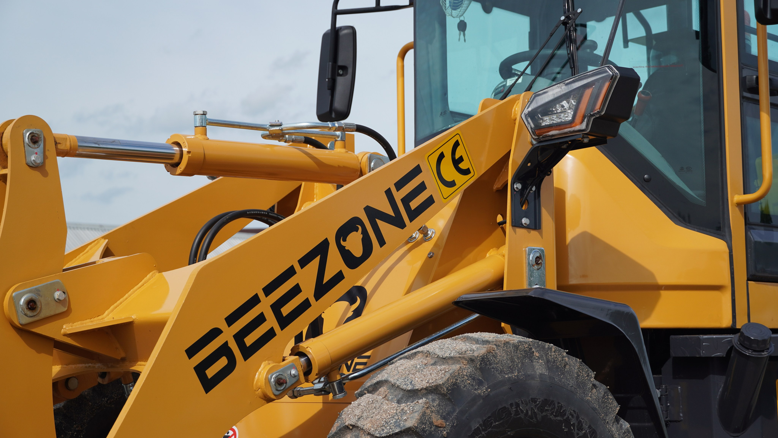 Фото фронт.погр. Beezone 918. Продажа и обслуживание грузовой техники и спецтехники в г. Новосибирск компания СТИ