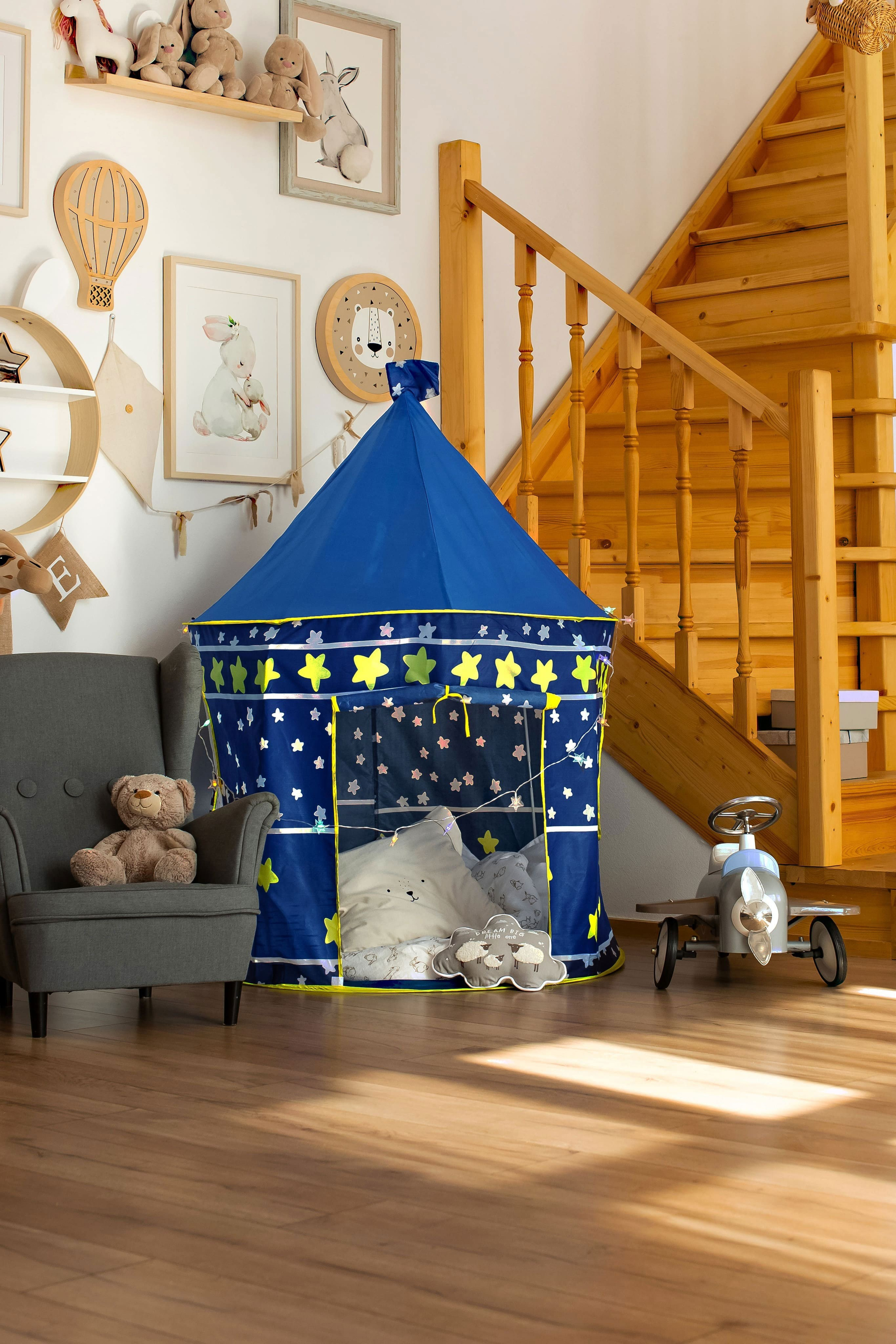 Предметная съемка детских товаров на деревянной поверхности, создавая ощущение натуральности.