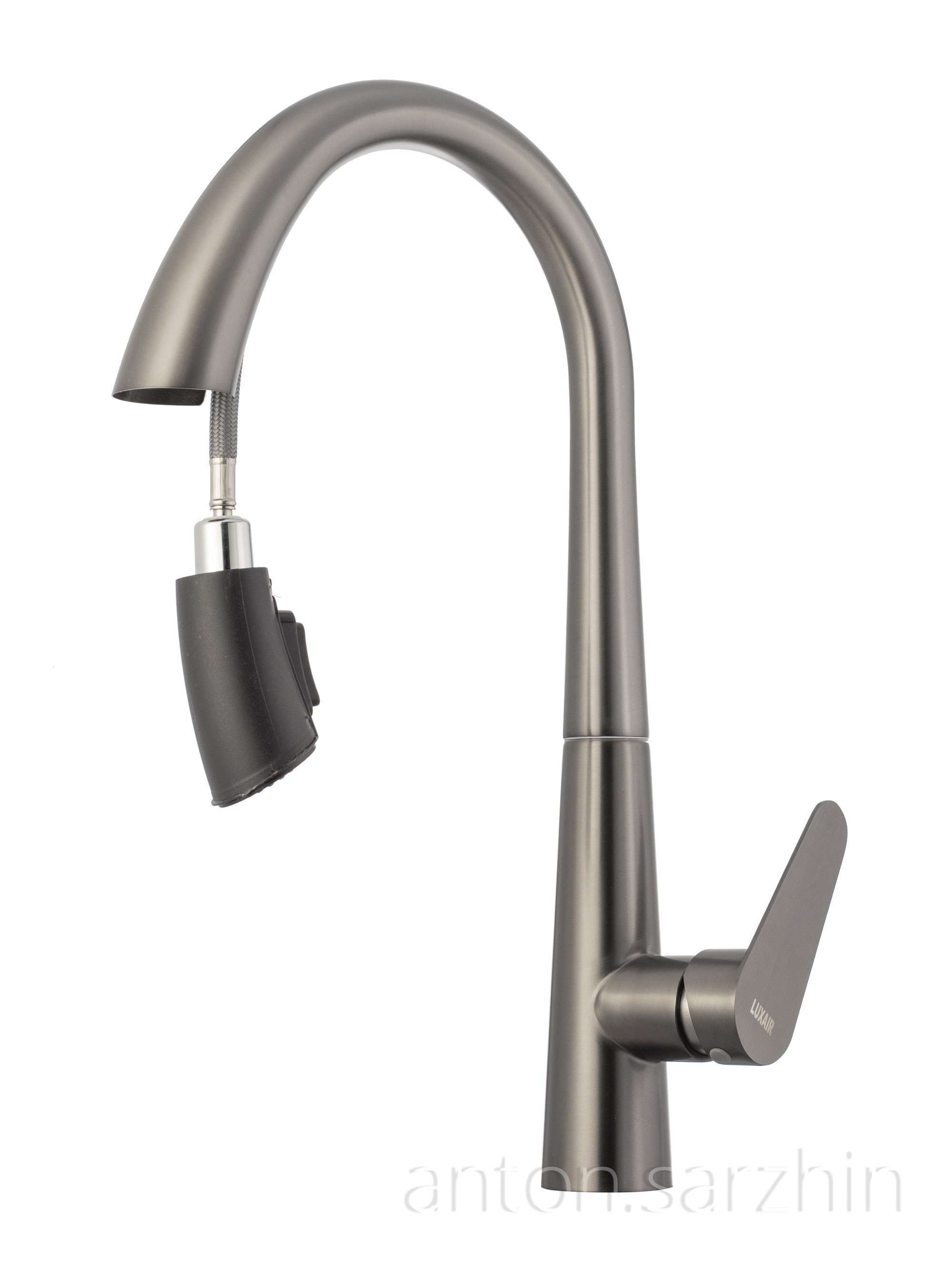 Смеситель для раковины металлик на белом фоне с гибким шлангом