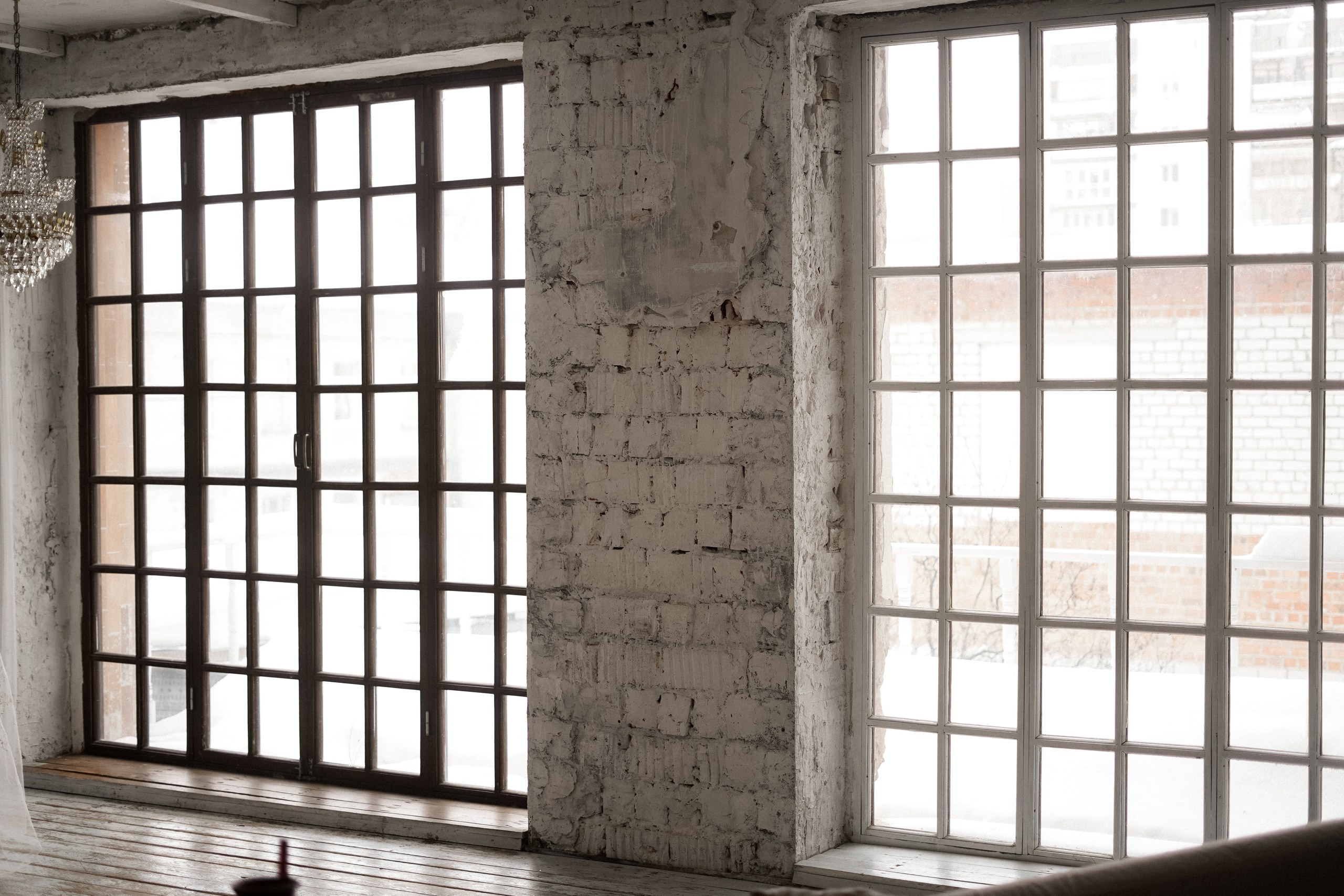 фотостудия с минималистичным интерьером и большим окном