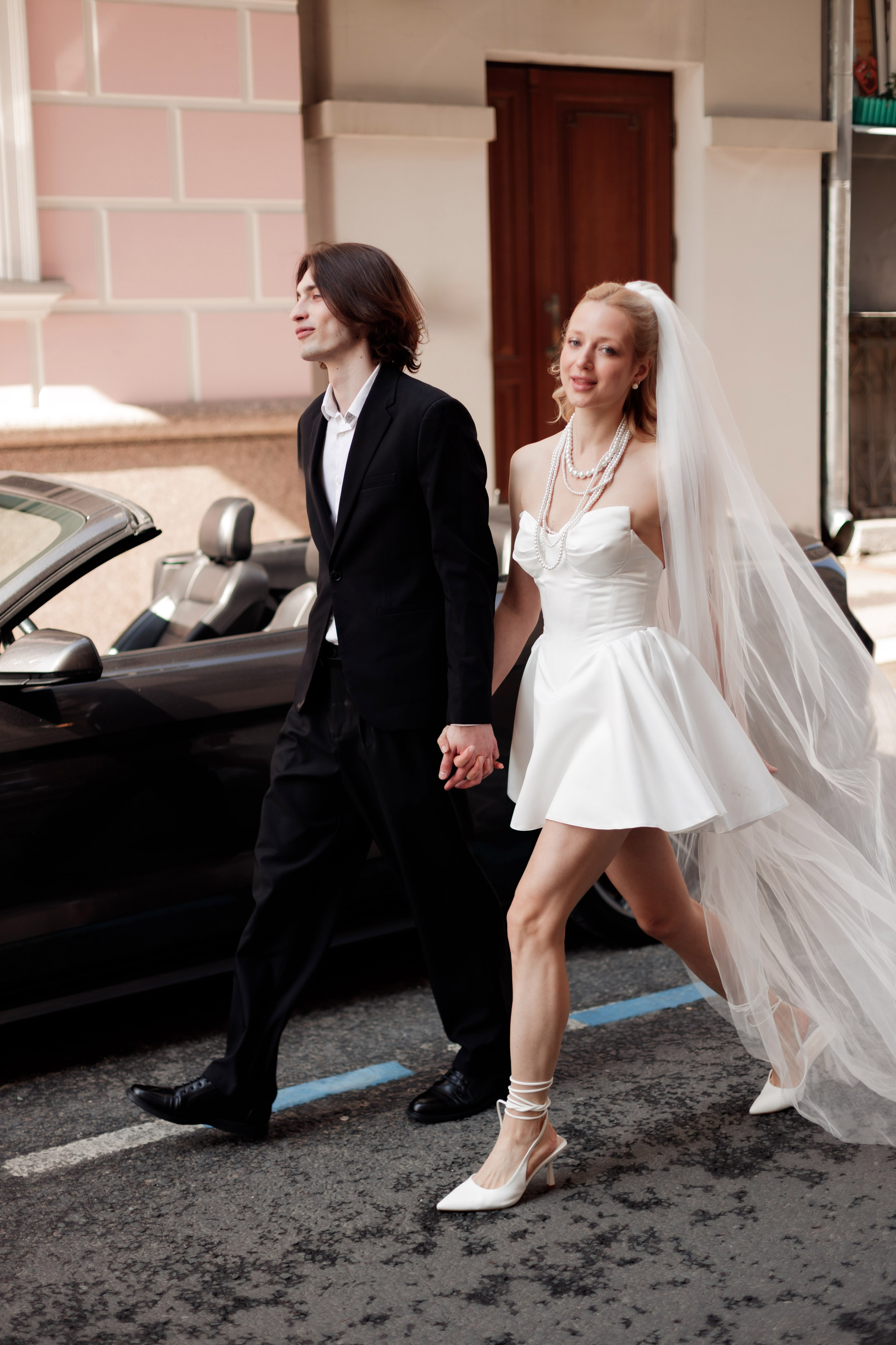 Свадебная фотосессия с автомобилем в центре Москвы, фотограф свадьбам Москва