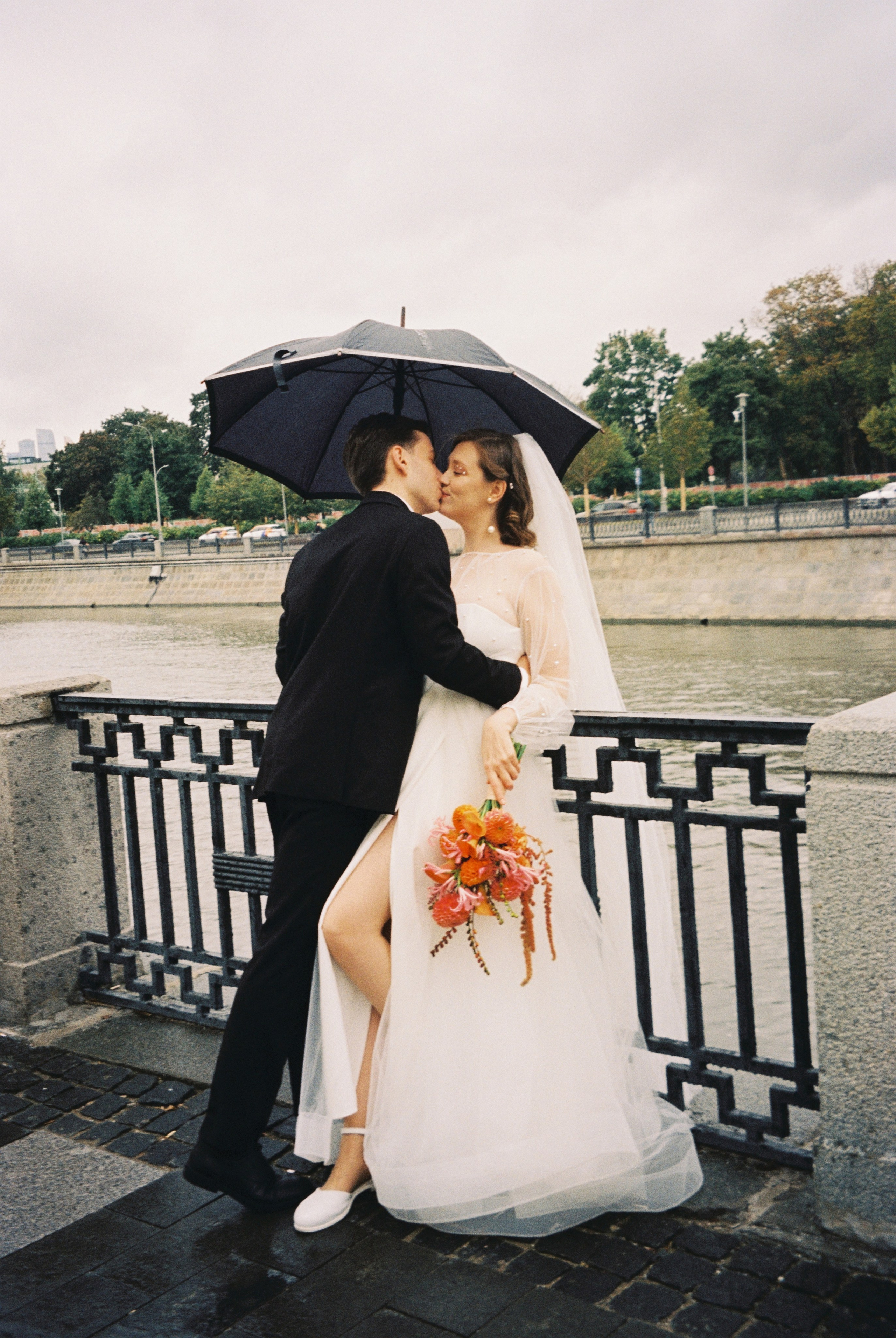 Камерная свадьба в Переделкино. Свадебный фотограф в Москве Элина Ларченкова. Фото, которые цепляют